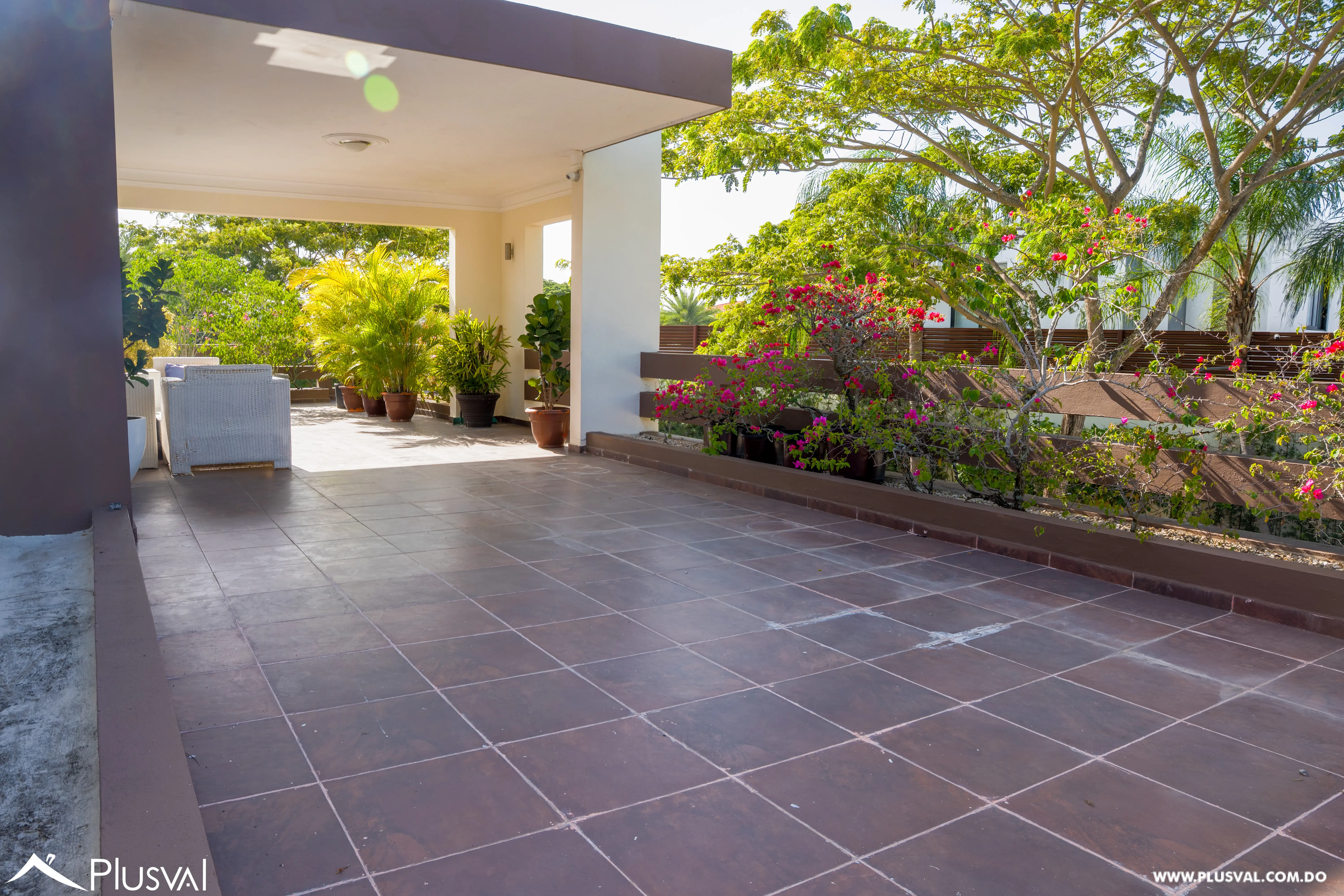 Exclusiva Casa de Dos Niveles en Venta con Piscina y Patio 522162