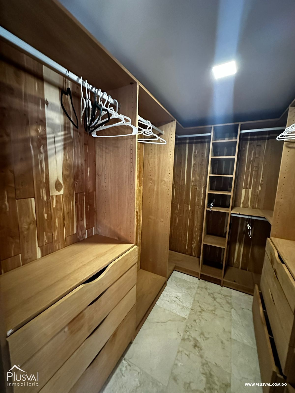 Residencia de lujo en Evaristo Morales. Amplio, privado y estratégicamente ubicado. 319285