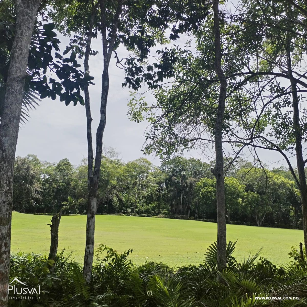 Villa en Guavaberry de dos niveles con vista hacia la piscina y campo de golf. 367980