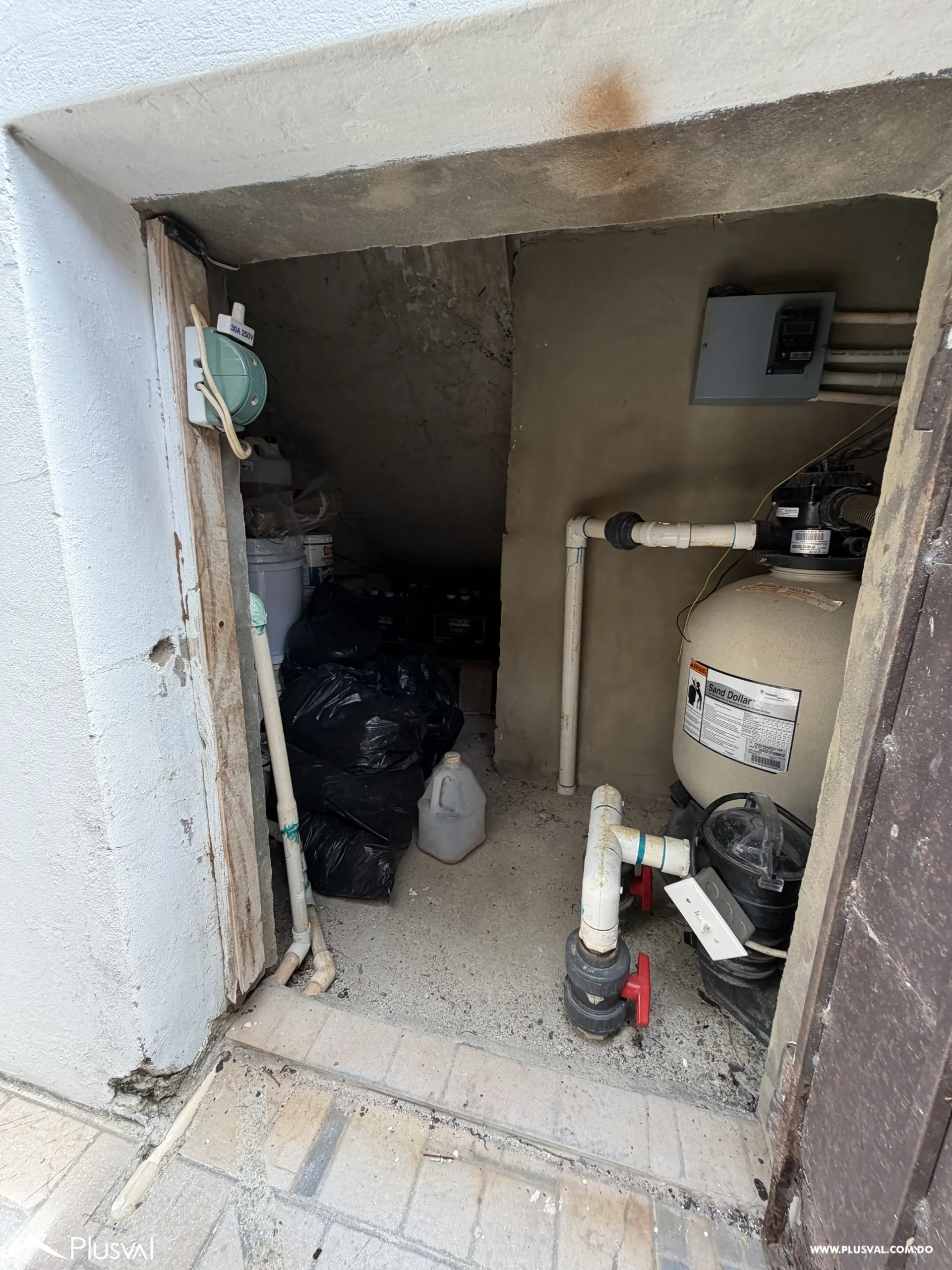 Casa de 3 Niveles con Piscina y Área Social en Juan Dolio 513193