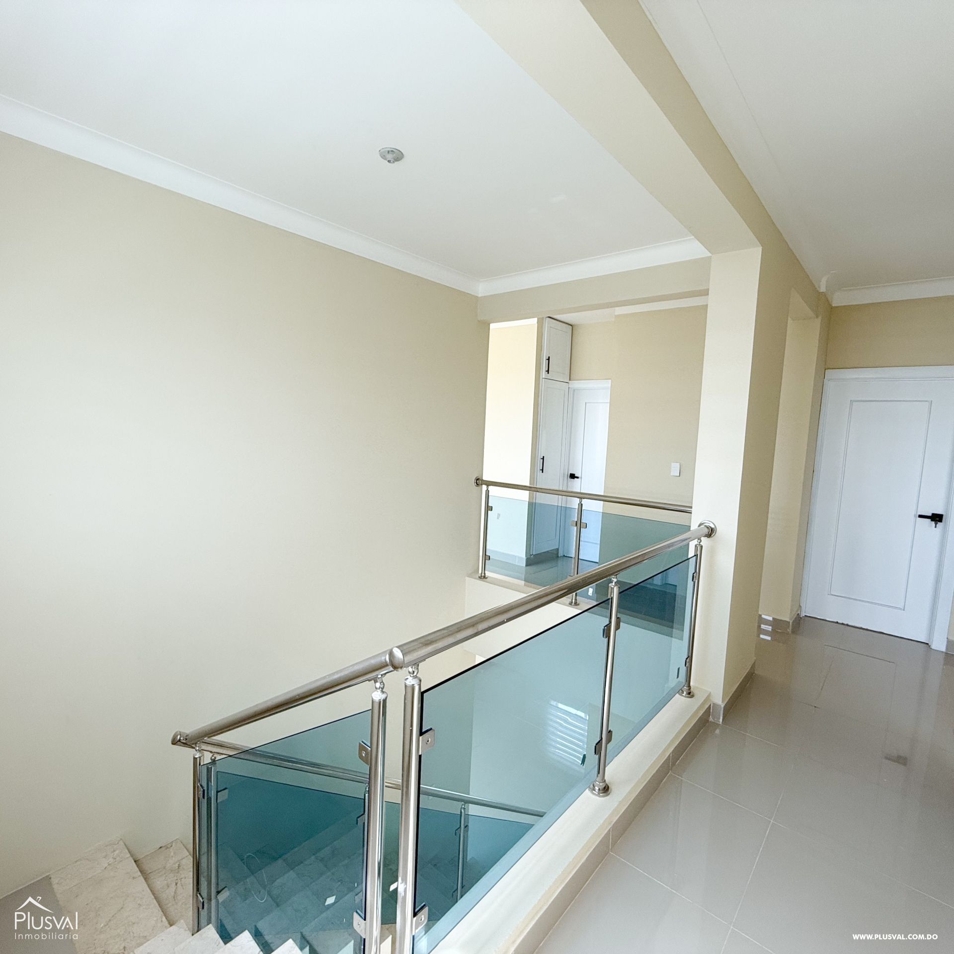 Venta de apartamento en Exclusiva Área de Santiago con parqueos techados. 397829