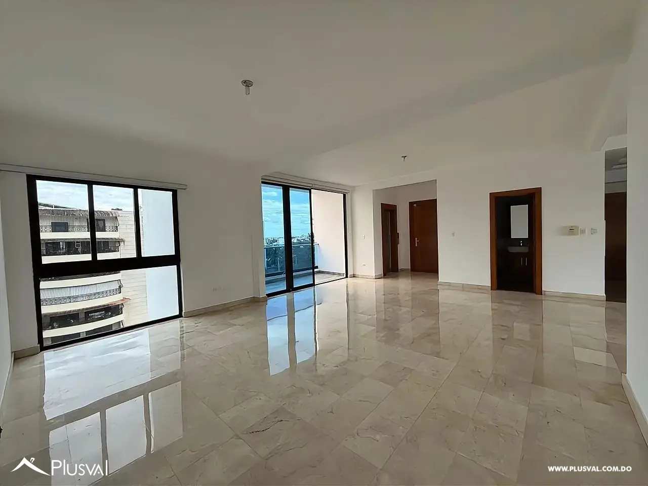 Amplio apartamento en Villa Olga, diseñado con una excelente distribución y abundante luz natural. 510780