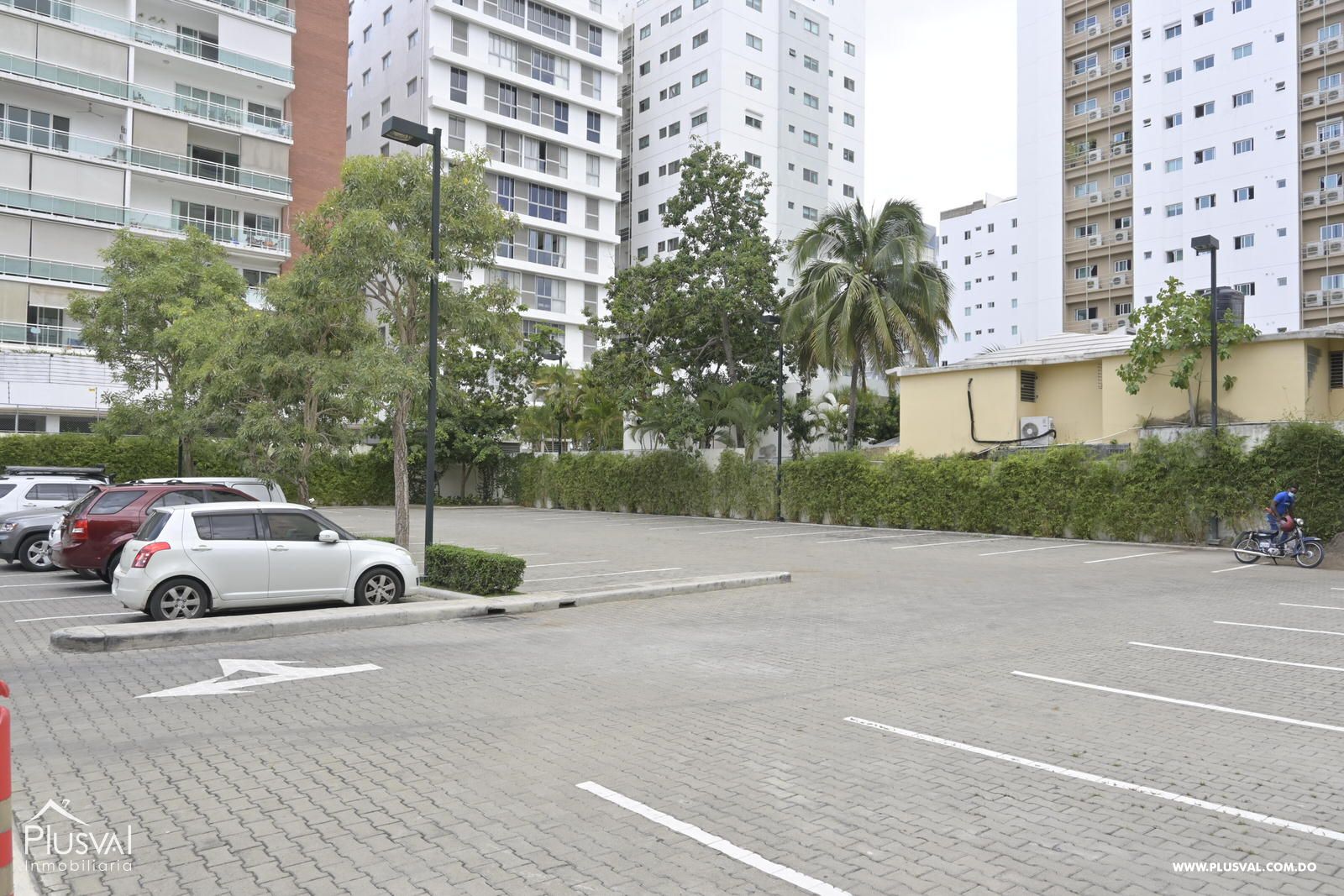 Locales comerciales en alquiler en exclusiva plaza comercial. 147259