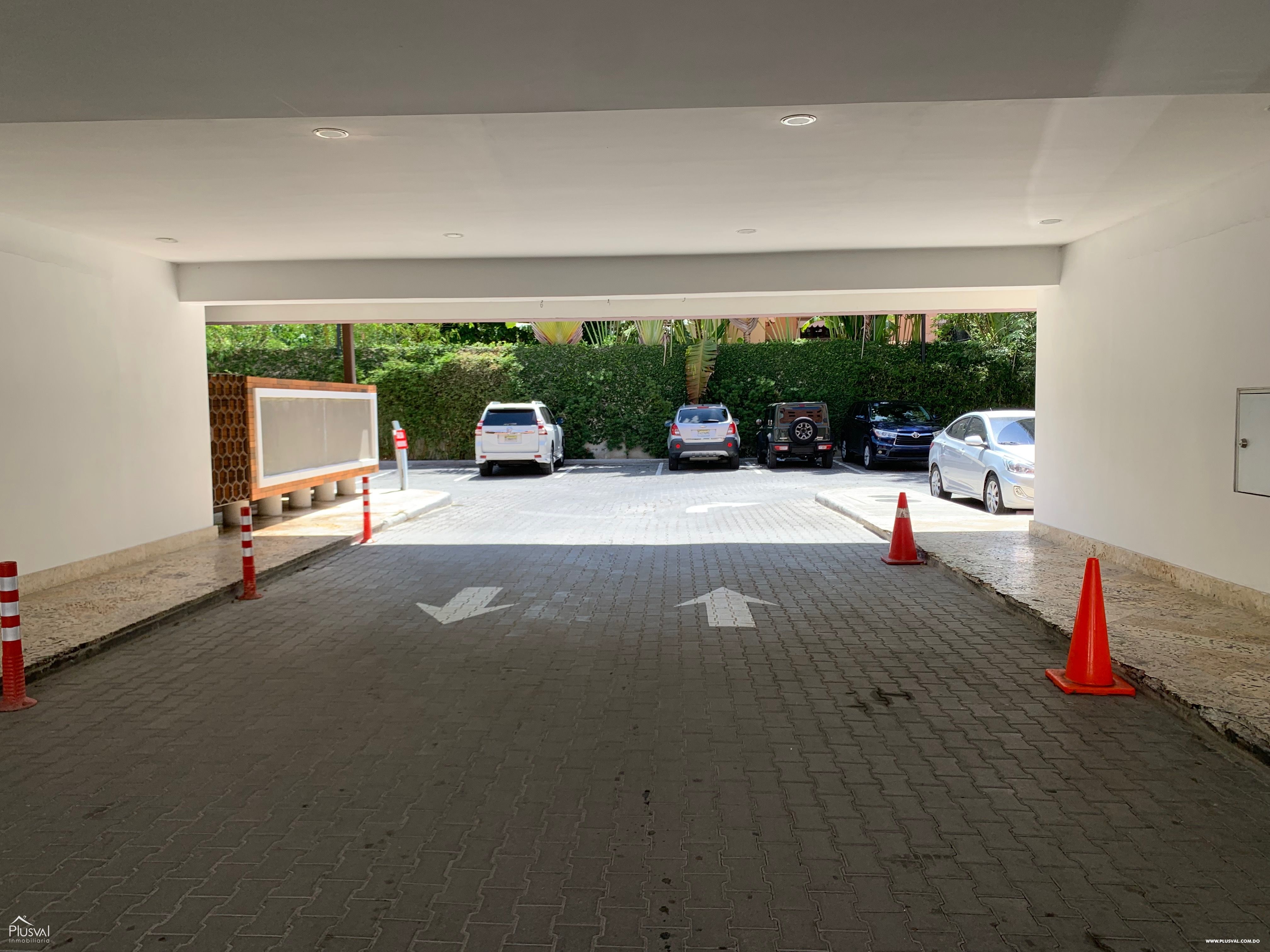 Locales comerciales en alquiler en exclusiva plaza comercial. 147262