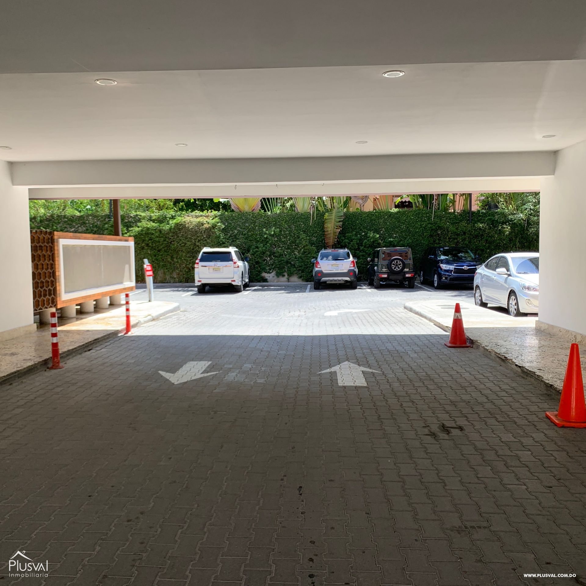 Locales comerciales en alquiler en exclusiva plaza comercial. 147262