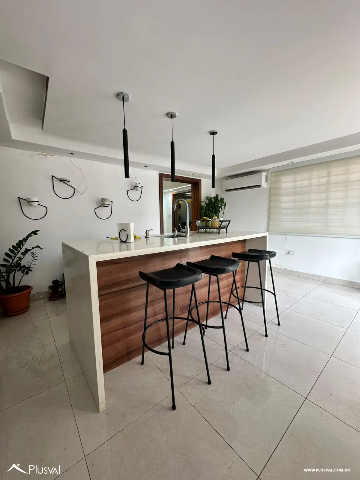 San Isidro - Venta casa de 2 niveles con amplios espacios y patio 529824