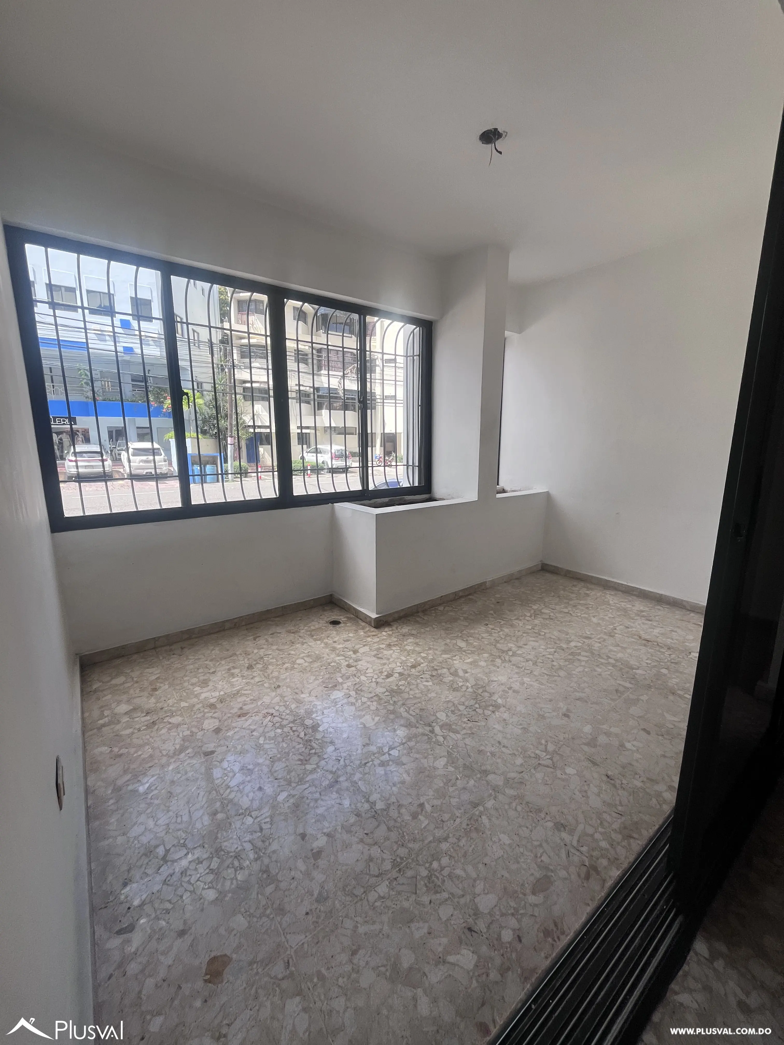 Apartamento en alquiler en el sector Paraiso de 3 habitaciones para uso residencial u oficinas 493655
