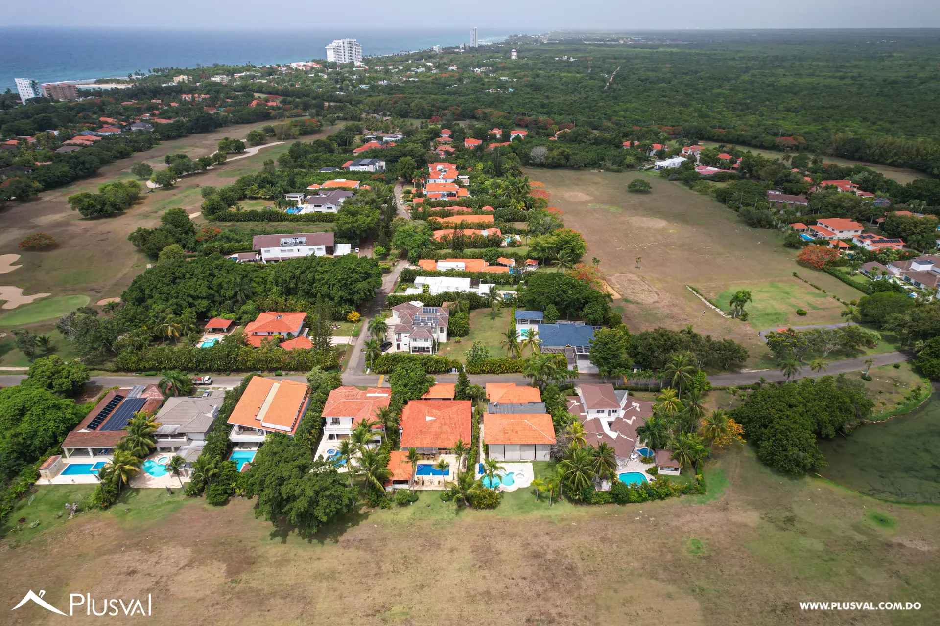 Villa en venta en metro Country Club con piscina privada y vista al campo de golf 456493