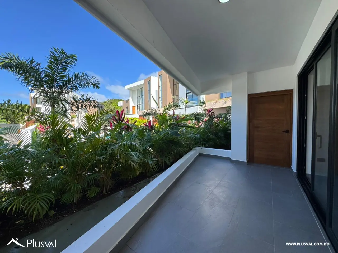 Apartamento en primer nivel con patio y balcón frontal en Cabarete 483710