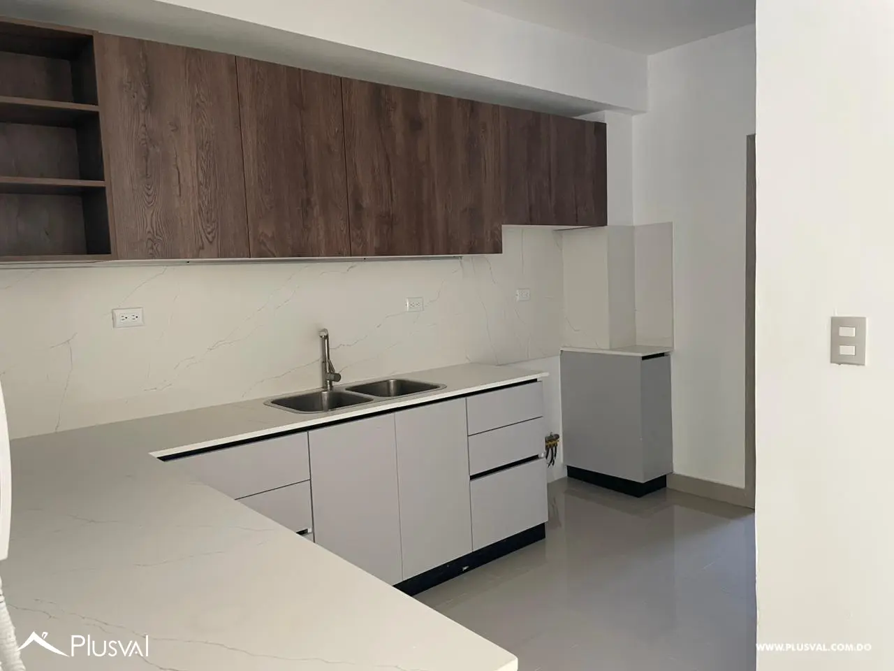 Apartamento en 1er Nivel con Tres Habitaciones y Family Room en La Vega 524722