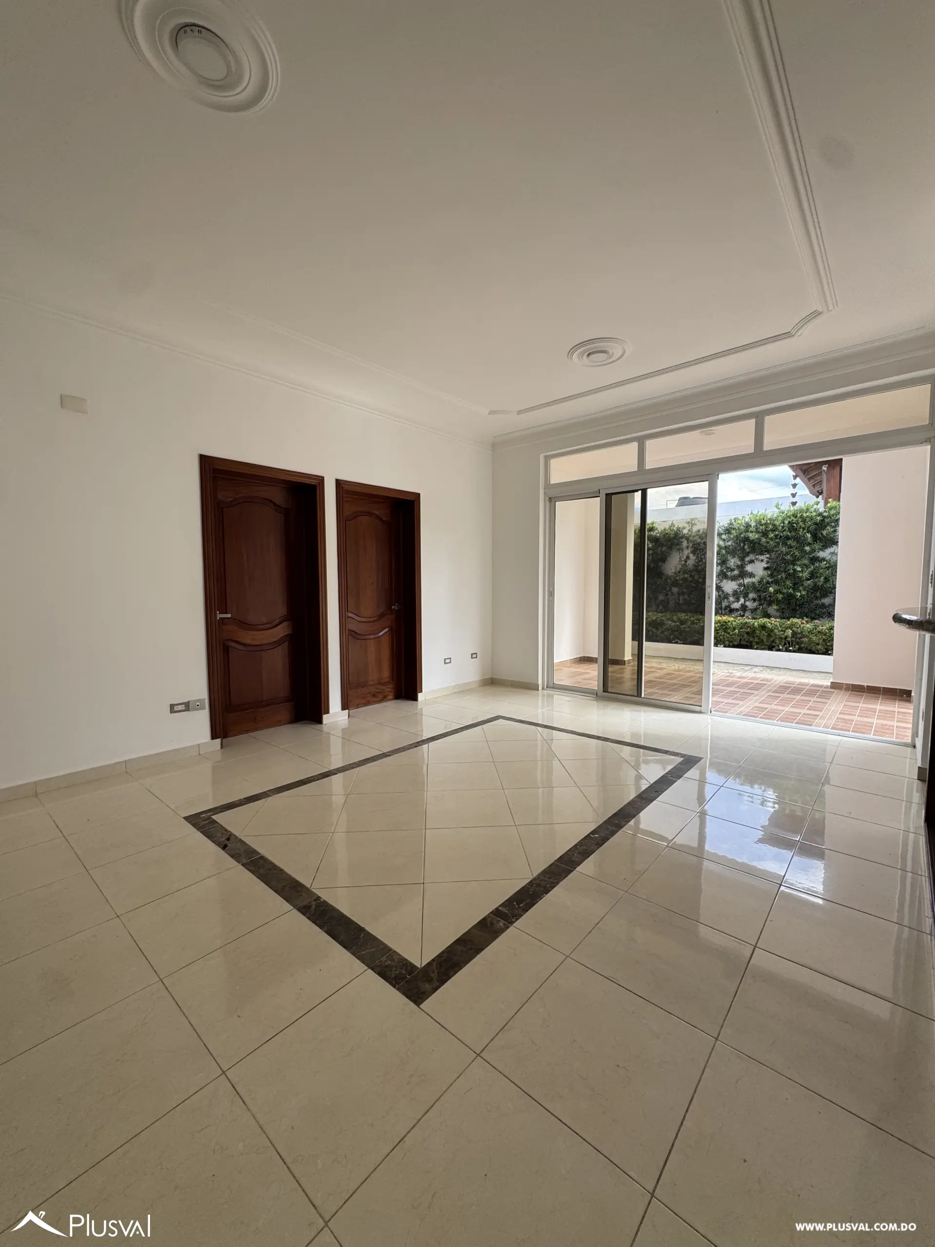 Casa de Dos Niveles en Alquiler en Exclusivo Complejo Habitacional Privado 528682