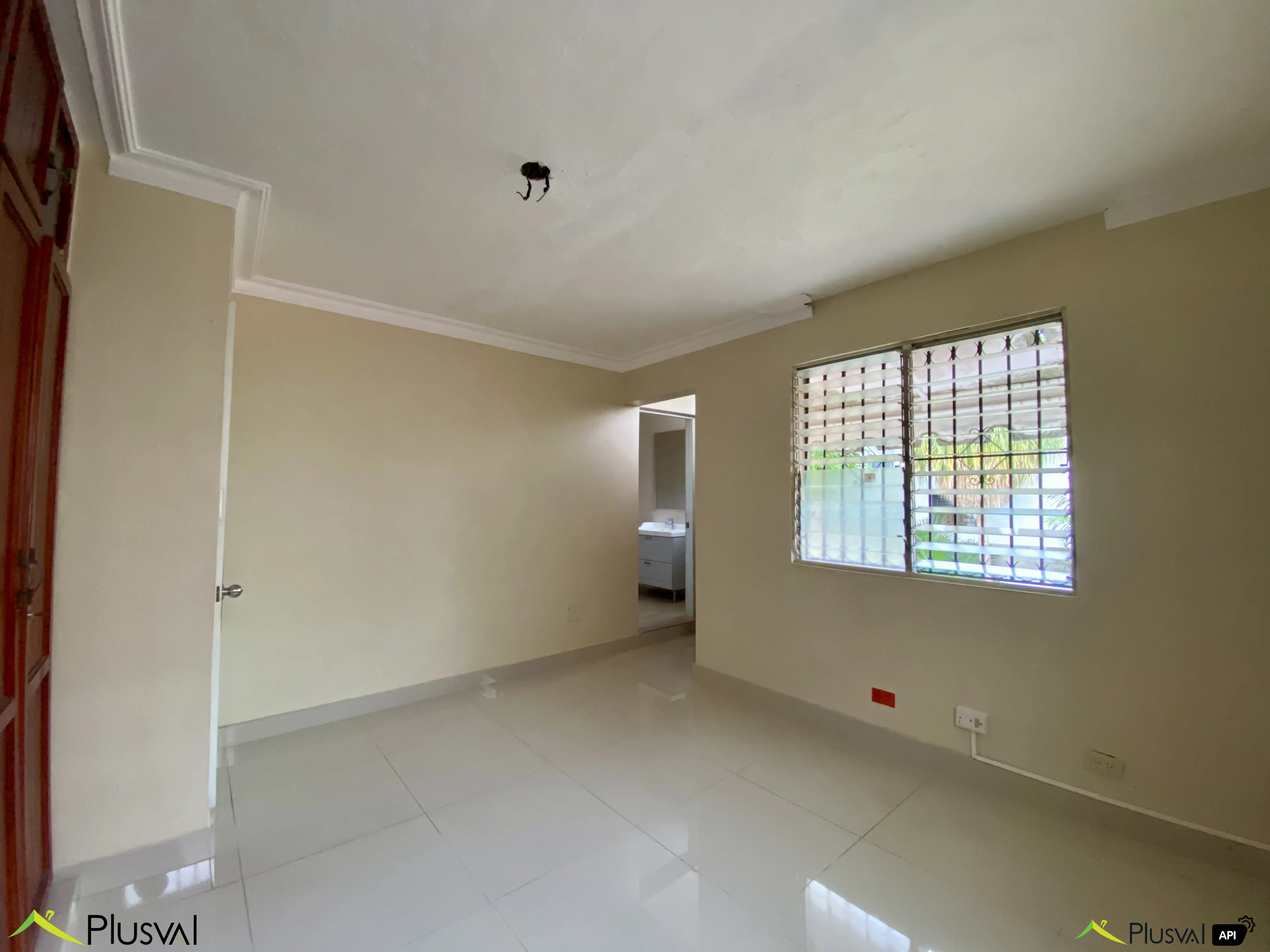 Casa Comercial de Dos Niveles en Alquiler en Urbanización Fernández – Ideal para Oficinas o Negocio 450698
