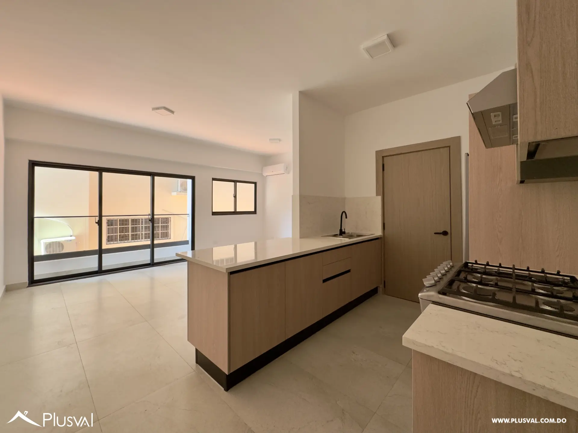 Alquilo apartamento de 1 habitacion con 2 parqueos en Evaristo Morales. 484193