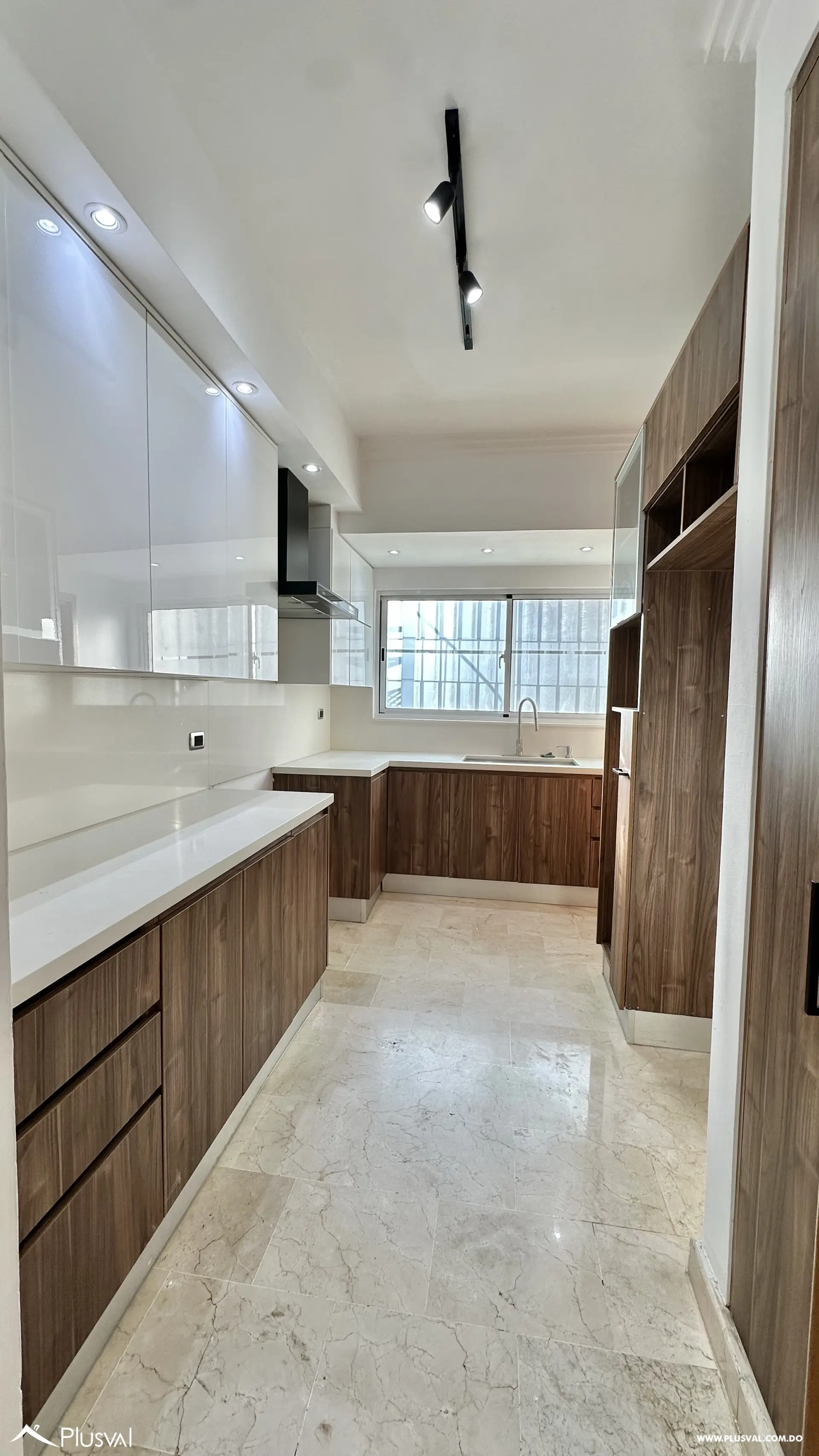 Apartamento en Alquiler en Naco 3 Habitaciones Cerca del Parque La Arboleda 517325