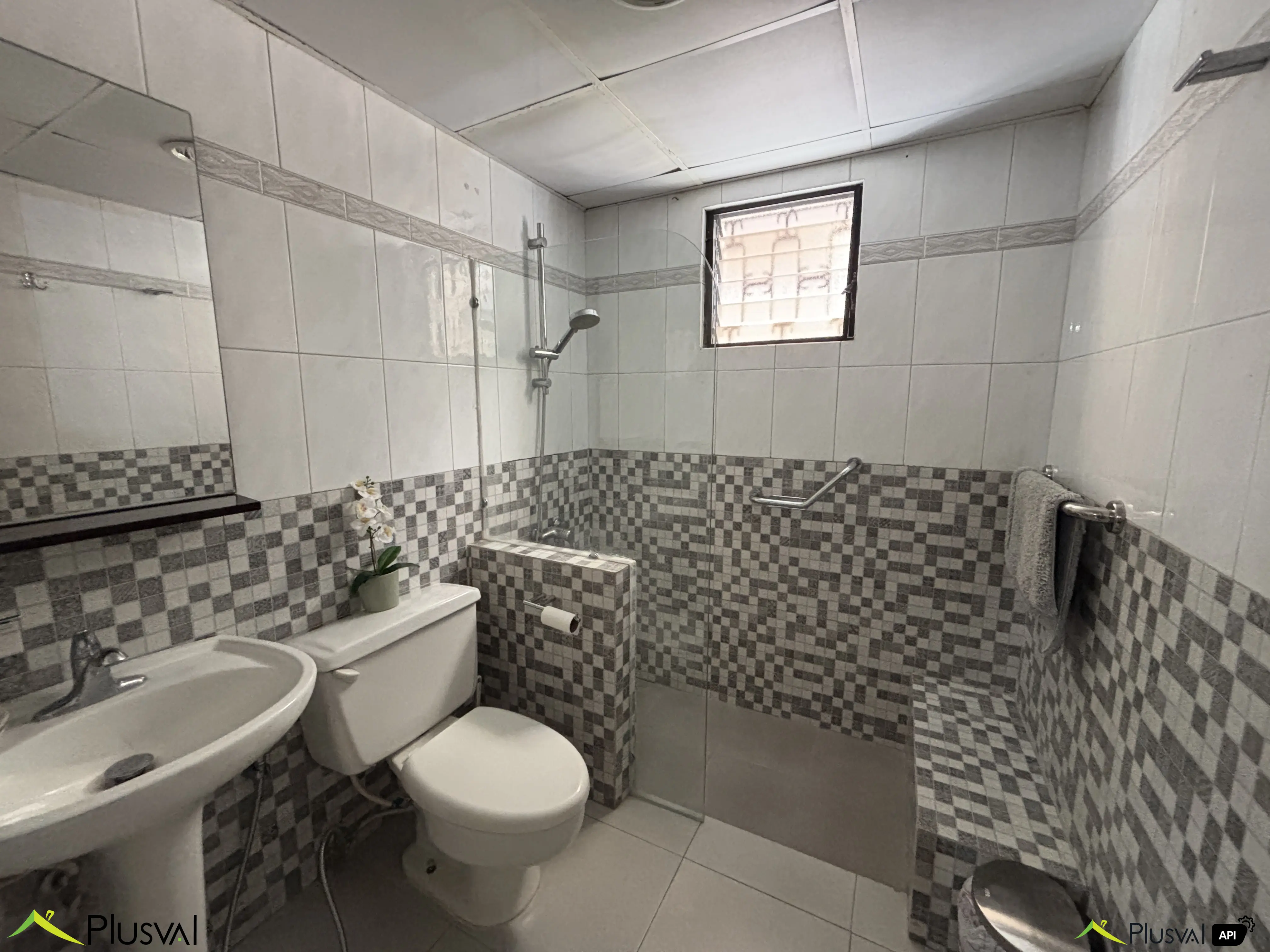 Clásico y amplio apartamento en Venta parcialmente remodelado en primer nivel ubicado en el centro de Piantini, cerca de restaurants, plazas comerciales, salones de belleza, supermercados, etc. 447234