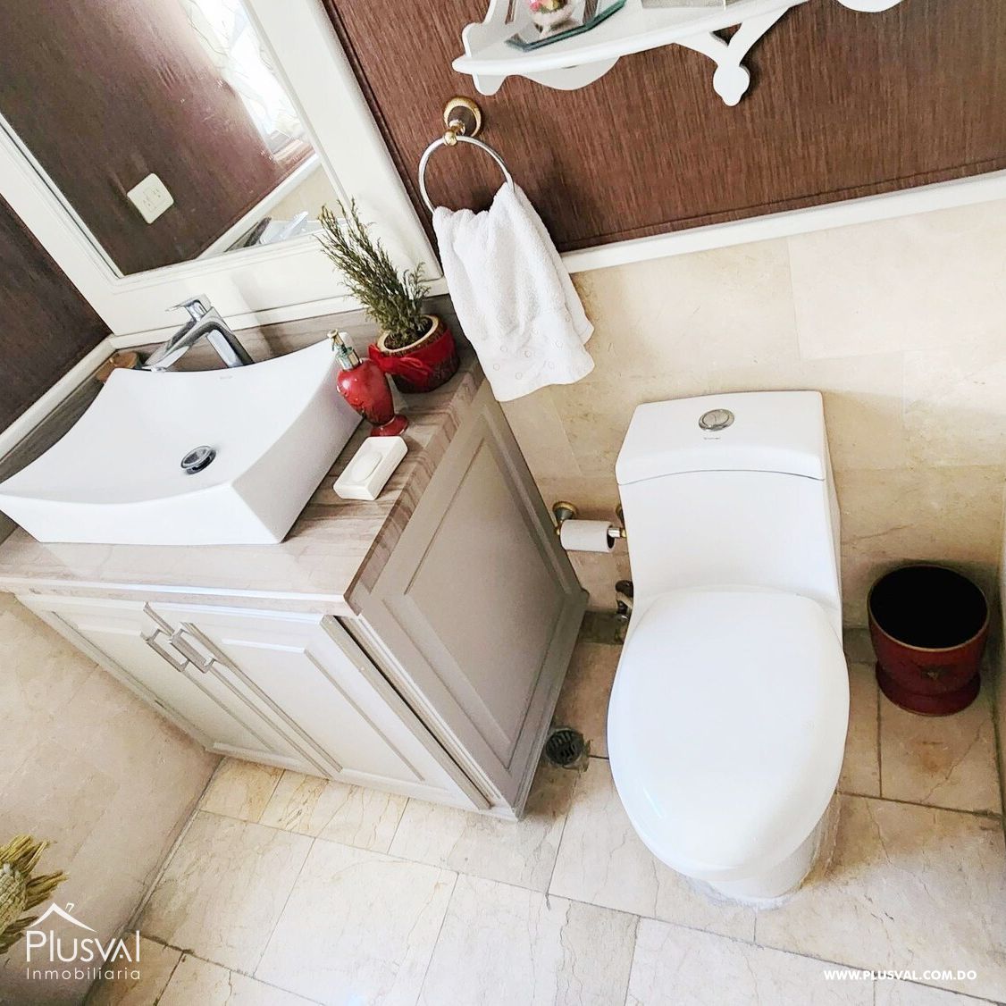 Se alquila  vacio Amplio apartamento clásico de dos niveles en Naco 360399