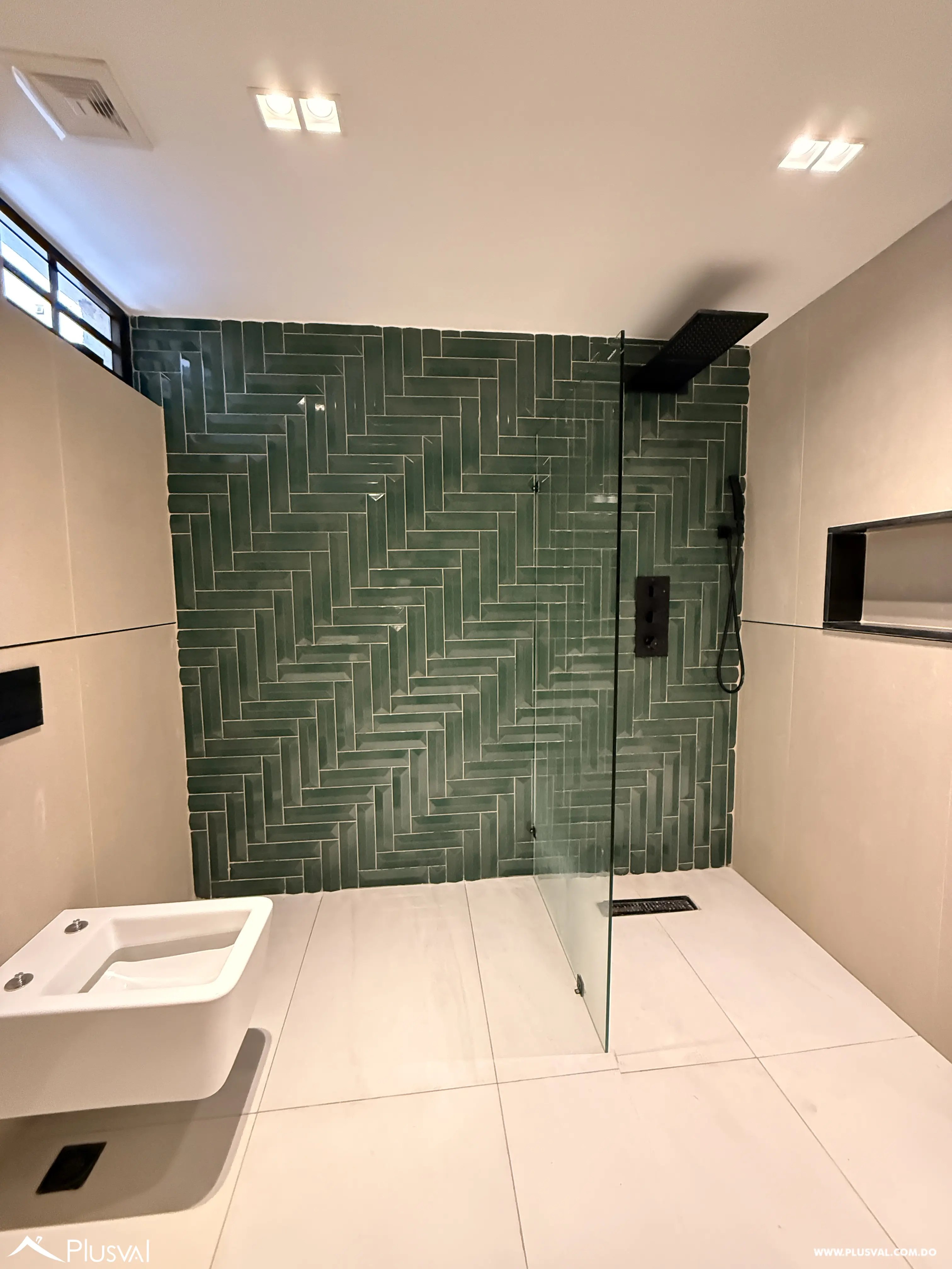 Apartamento familiar en Naco en venta con 3 parqueos y estudio 481205