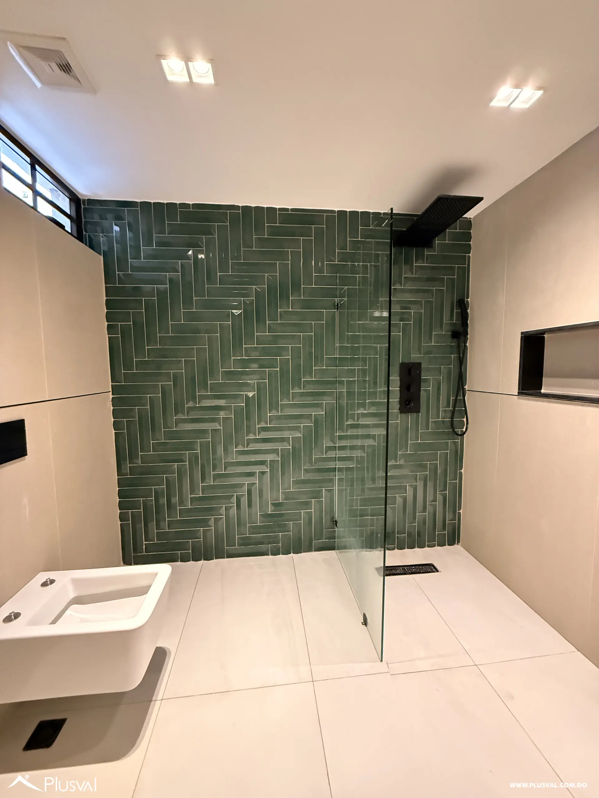 Apartamento familiar en Naco en venta con 2 parqueos y estudio 481205