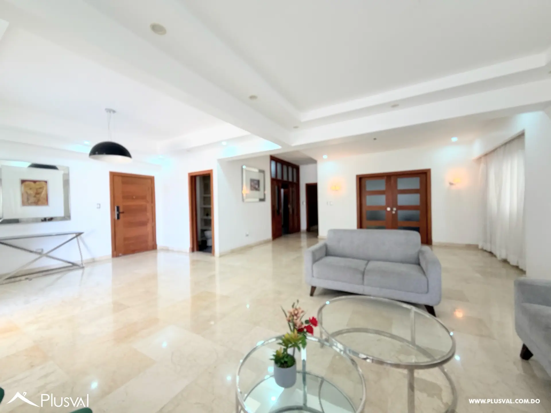 Se vende amplio apartamento de 4 habitaciones en Naco. 536781