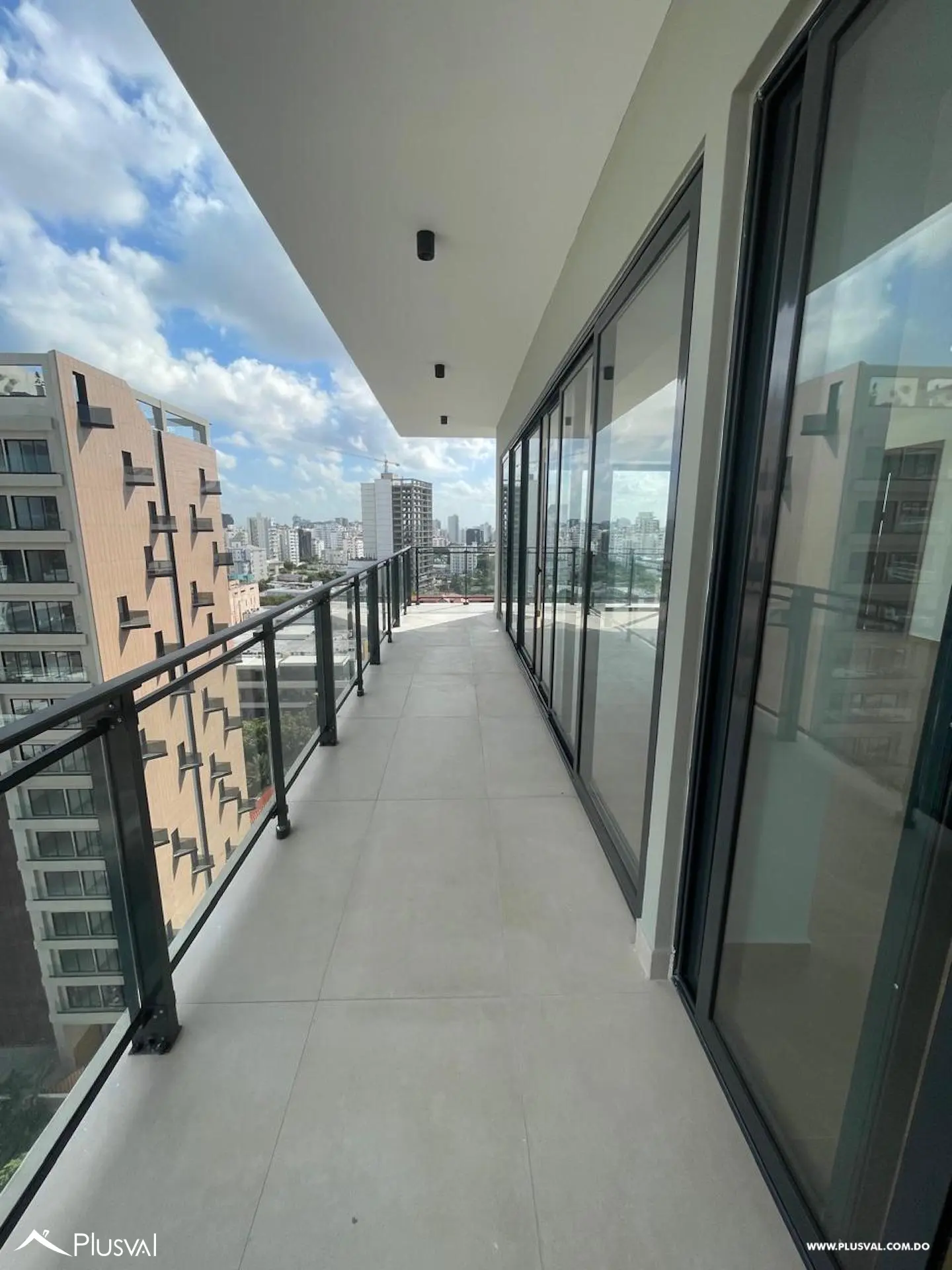Apartamento en Alquiler en Piantini de 3 Habitaciones + Estudio y 232 m² de Amplios Espacios 452791