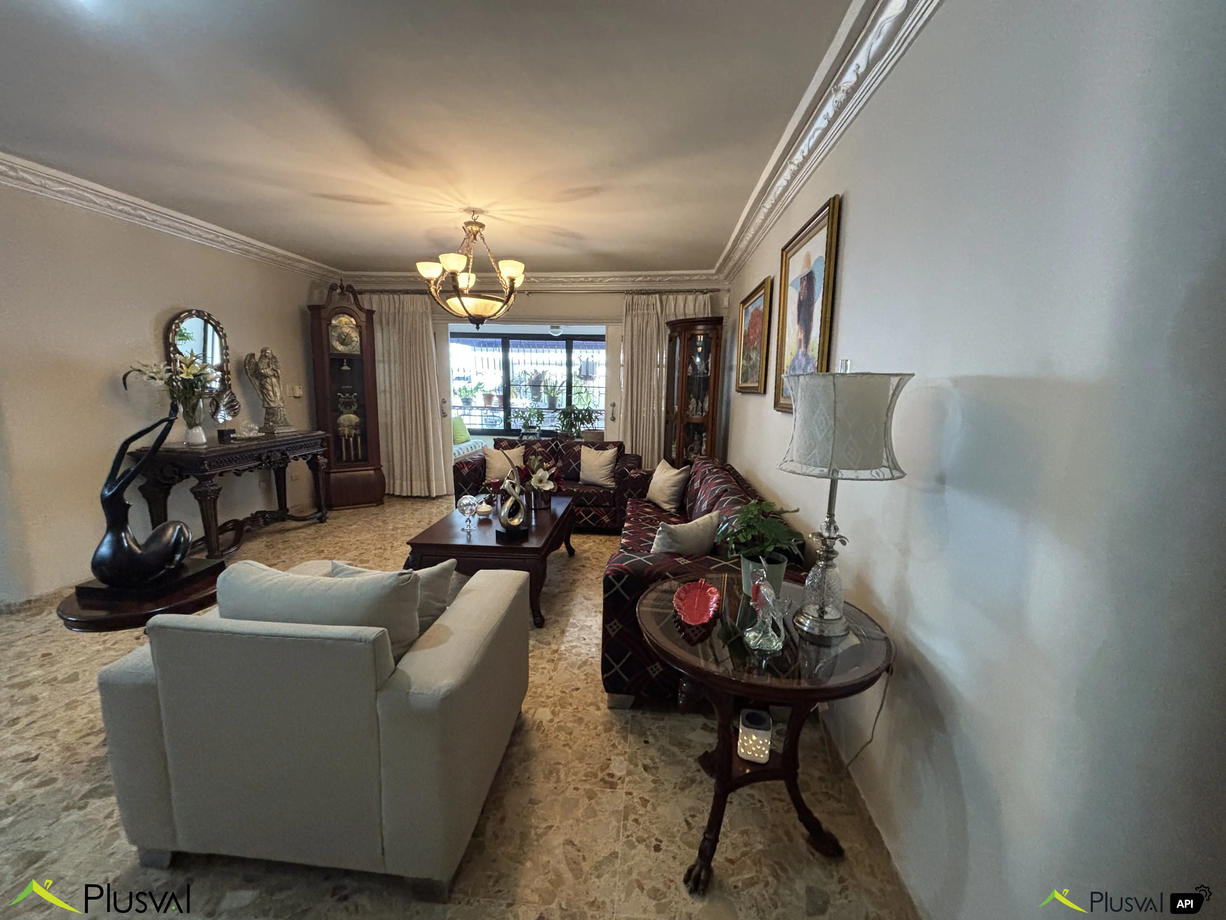 Clásico y amplio apartamento en Venta parcialmente remodelado en primer nivel ubicado en el centro de Piantini, cerca de restaurants, plazas comerciales, salones de belleza, supermercados, etc. 447228