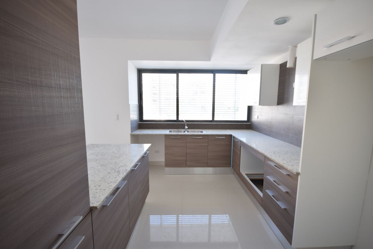 Alquiler en moderna torre en Evaristo Morales 481035