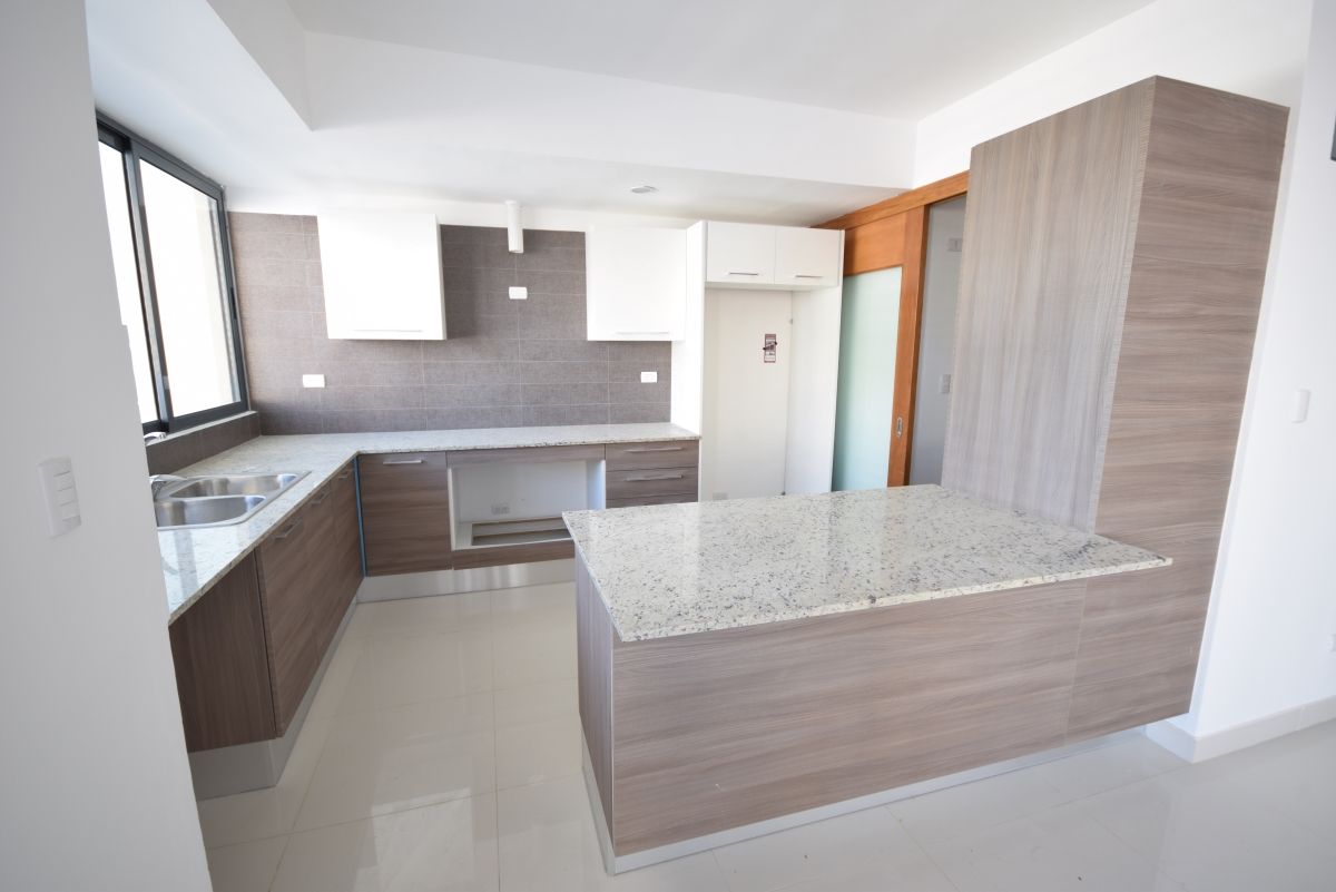 Alquiler en moderna torre en Evaristo Morales 481036