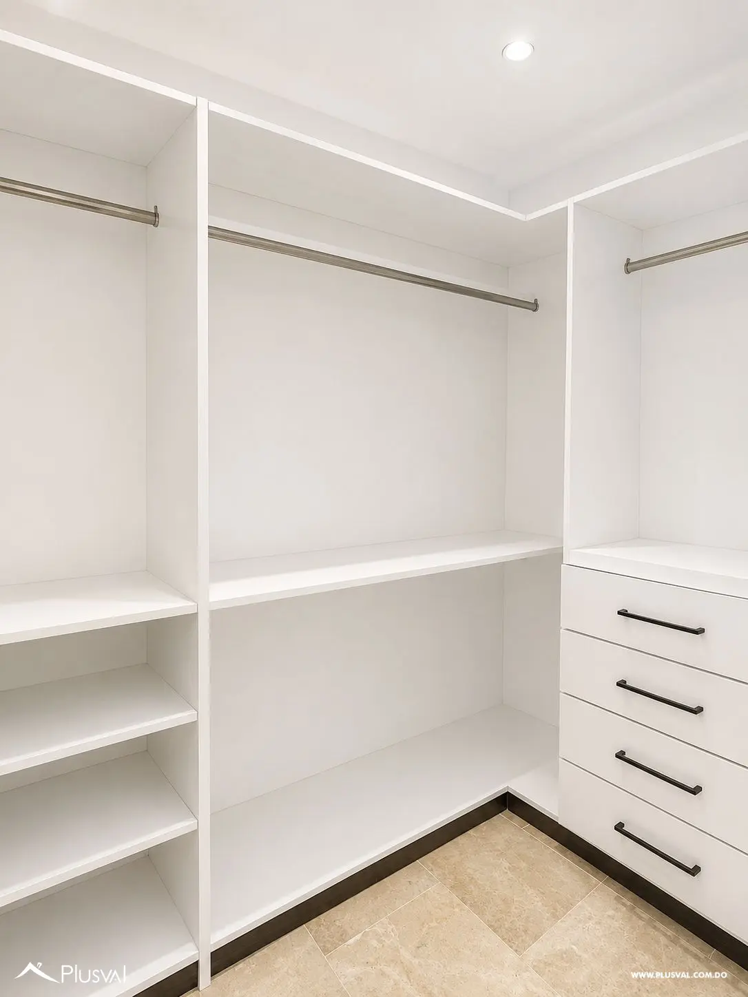 Apartamento en venta de 3 habitaciones, 3 parqueos y estudio y family en Los Cacicazgos 507989
