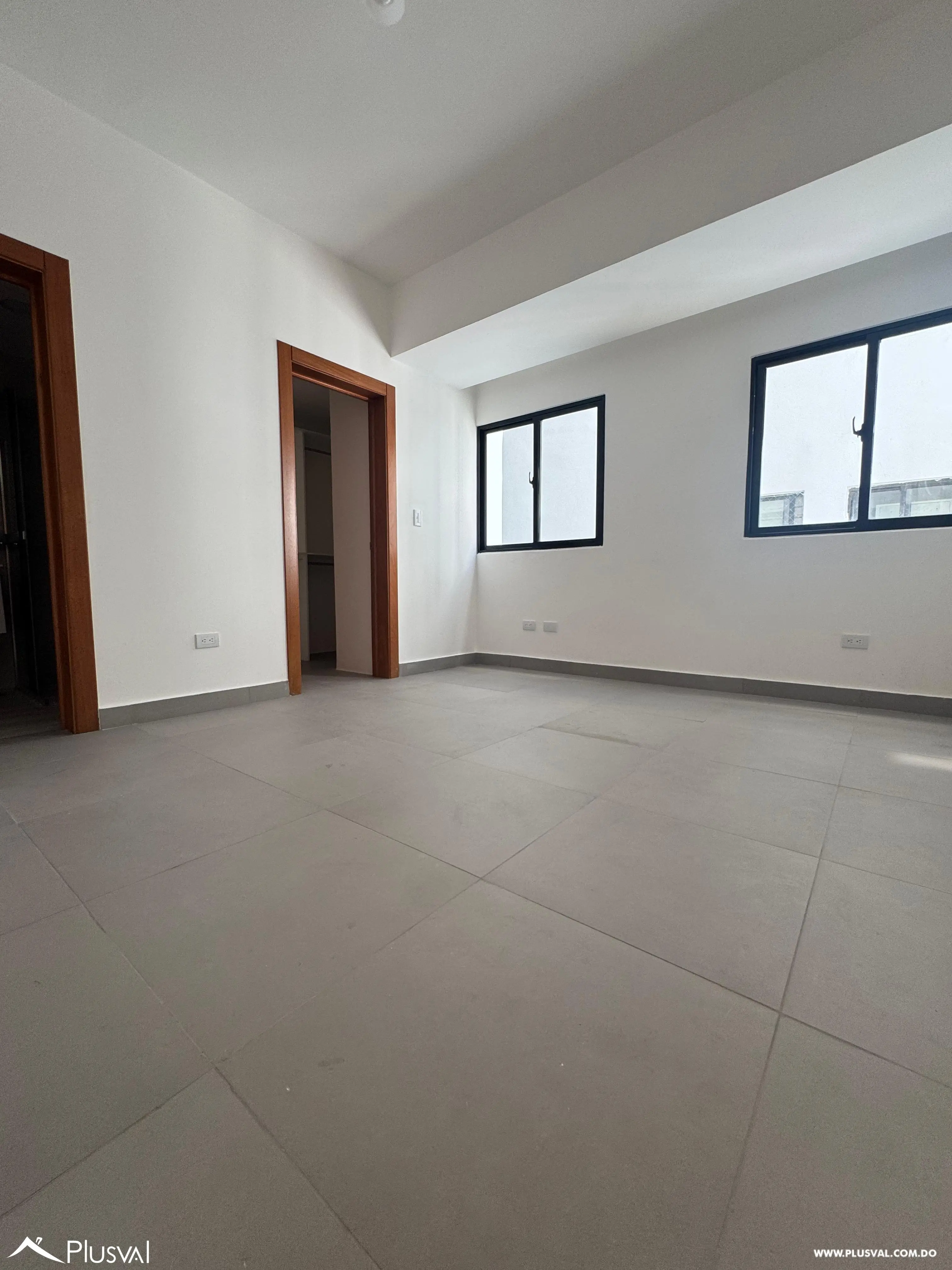 Alquiler de comodo apartamento en torre moderna de Evaristo Morales 458271