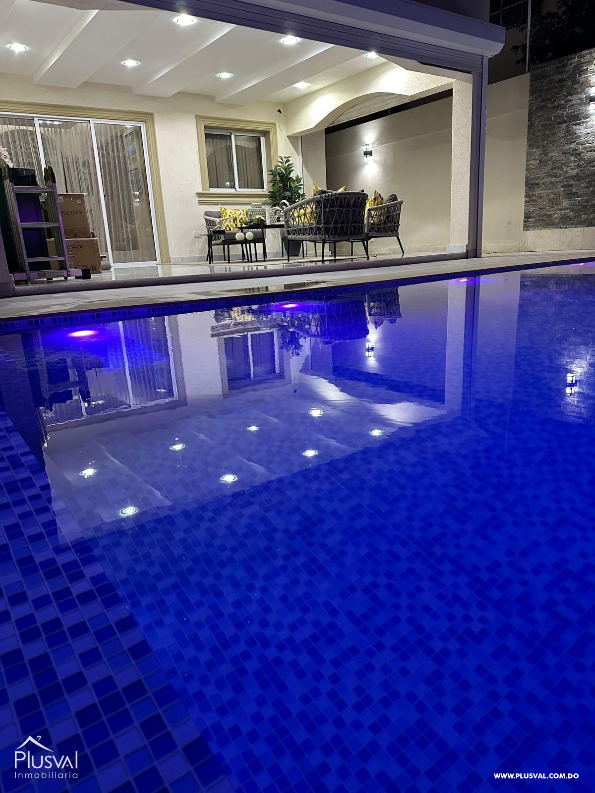 Casa en venta en Santo Domingo Este, 3 niveles de lujo y confort 401374