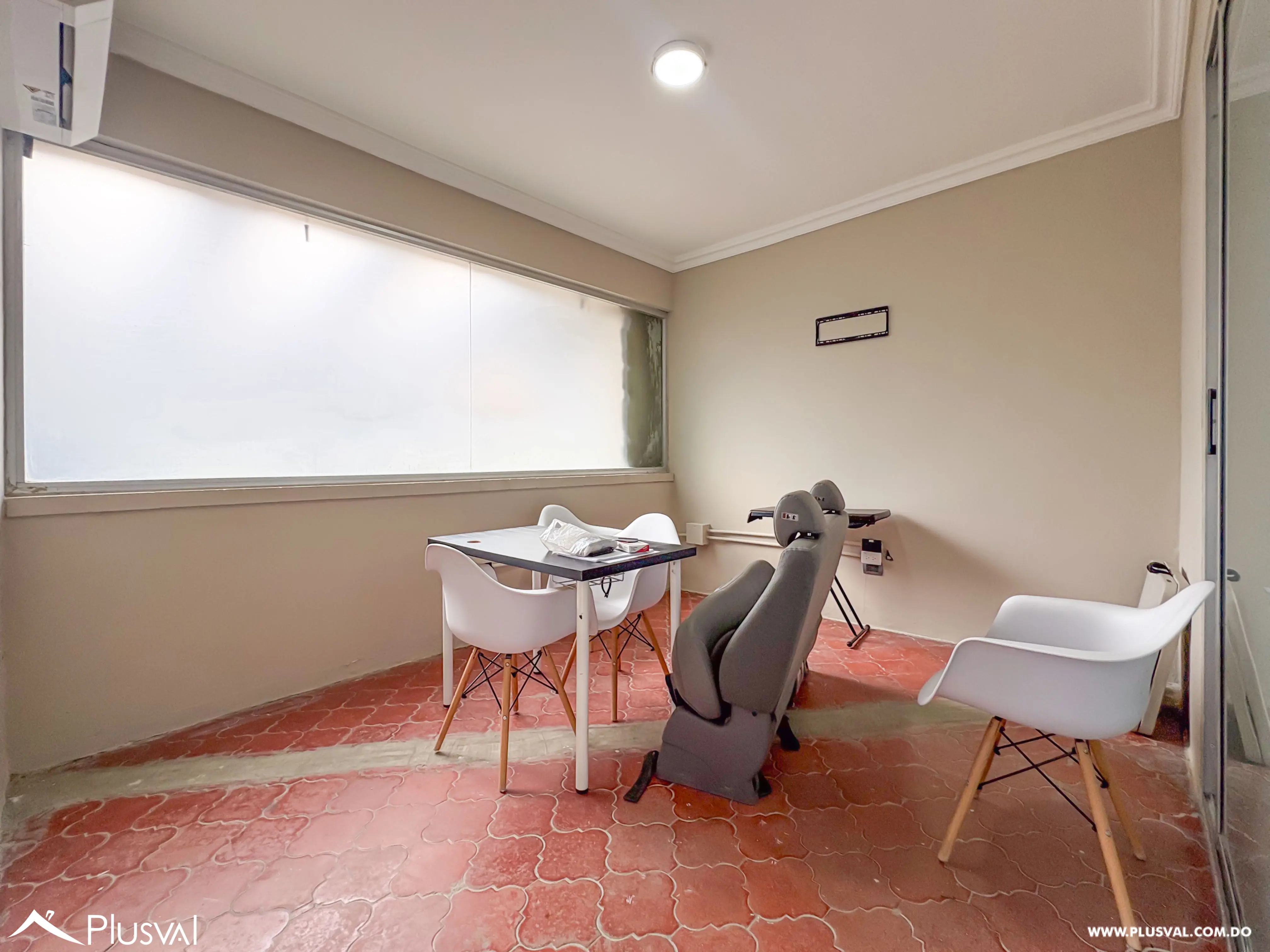 Propiedad Comercial de 2 Niveles en Arroyo Hondo con Patio y Oficinas 495699