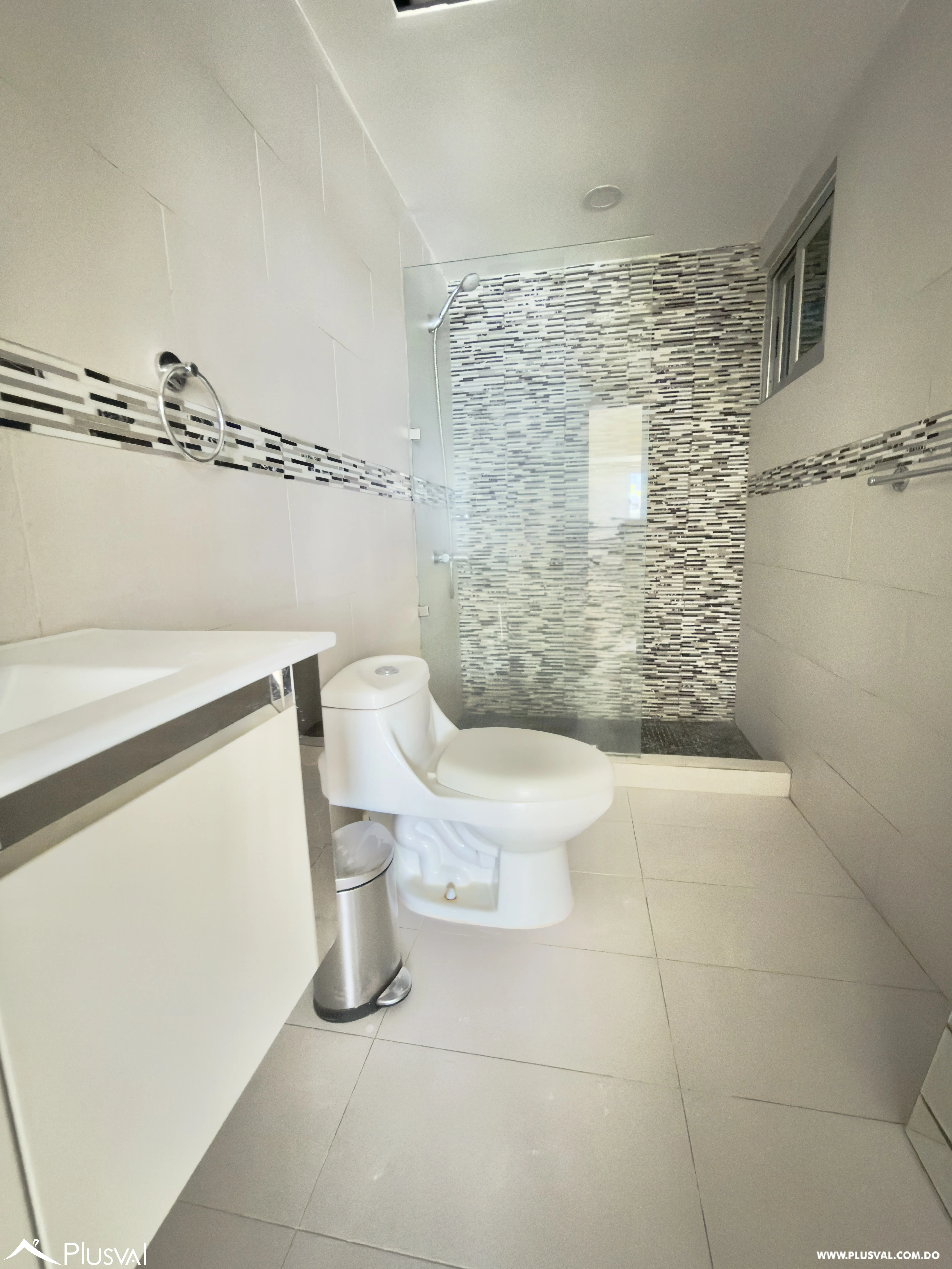 ALQUILER de amplio apartamento de 3 Habitaciones y 4 Parqueos en LOS CACICAZGOS 528866