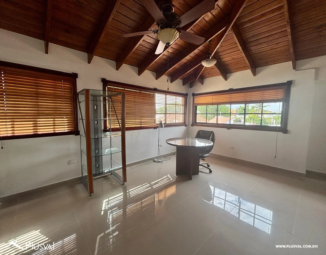 Amplio apartamento en alquiler, ubicado en Las Praderas. 526839
