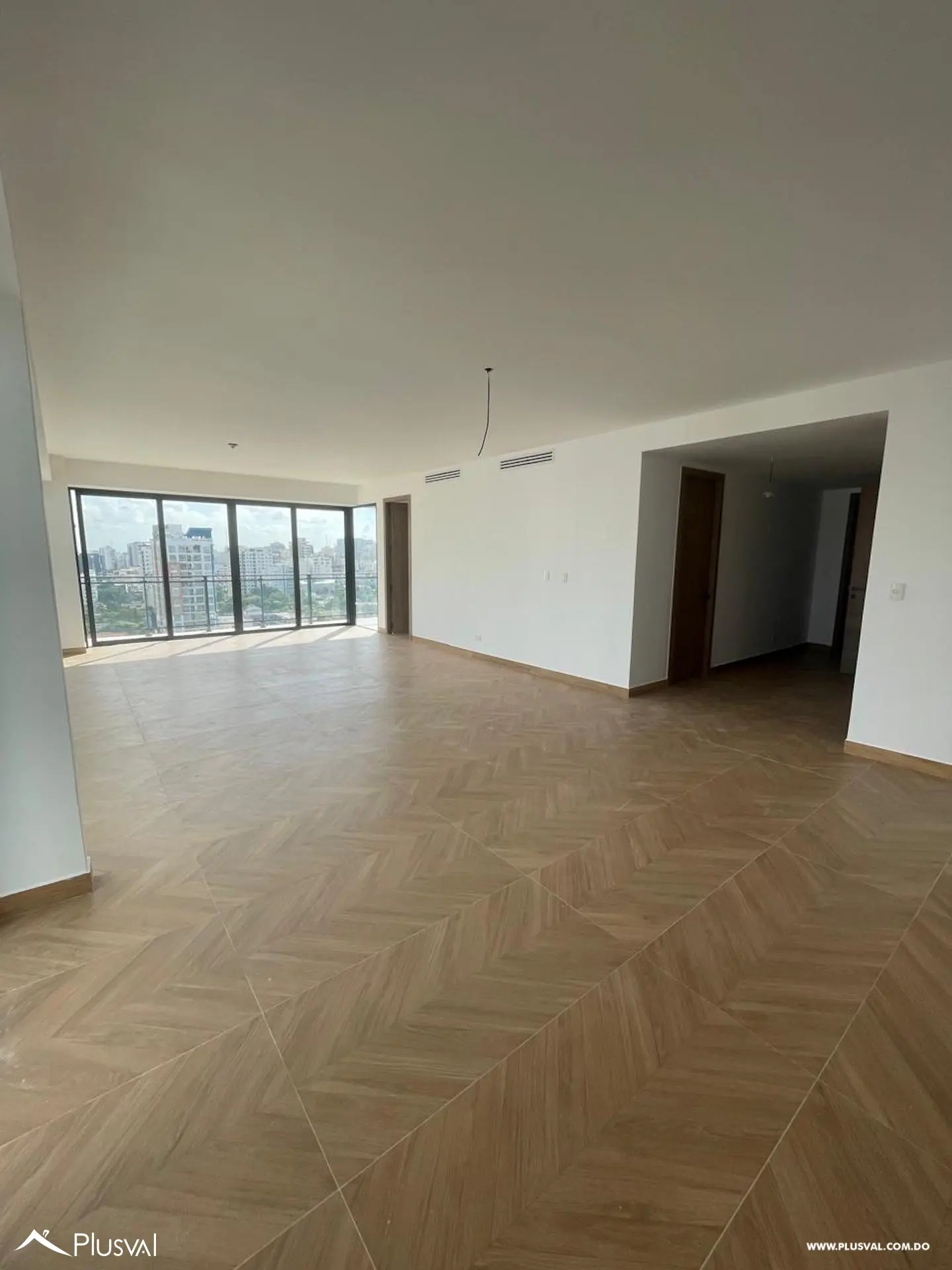 Apartamento en Alquiler en Piantini de 3 Habitaciones + Estudio y 232 m² de Amplios Espacios 452792