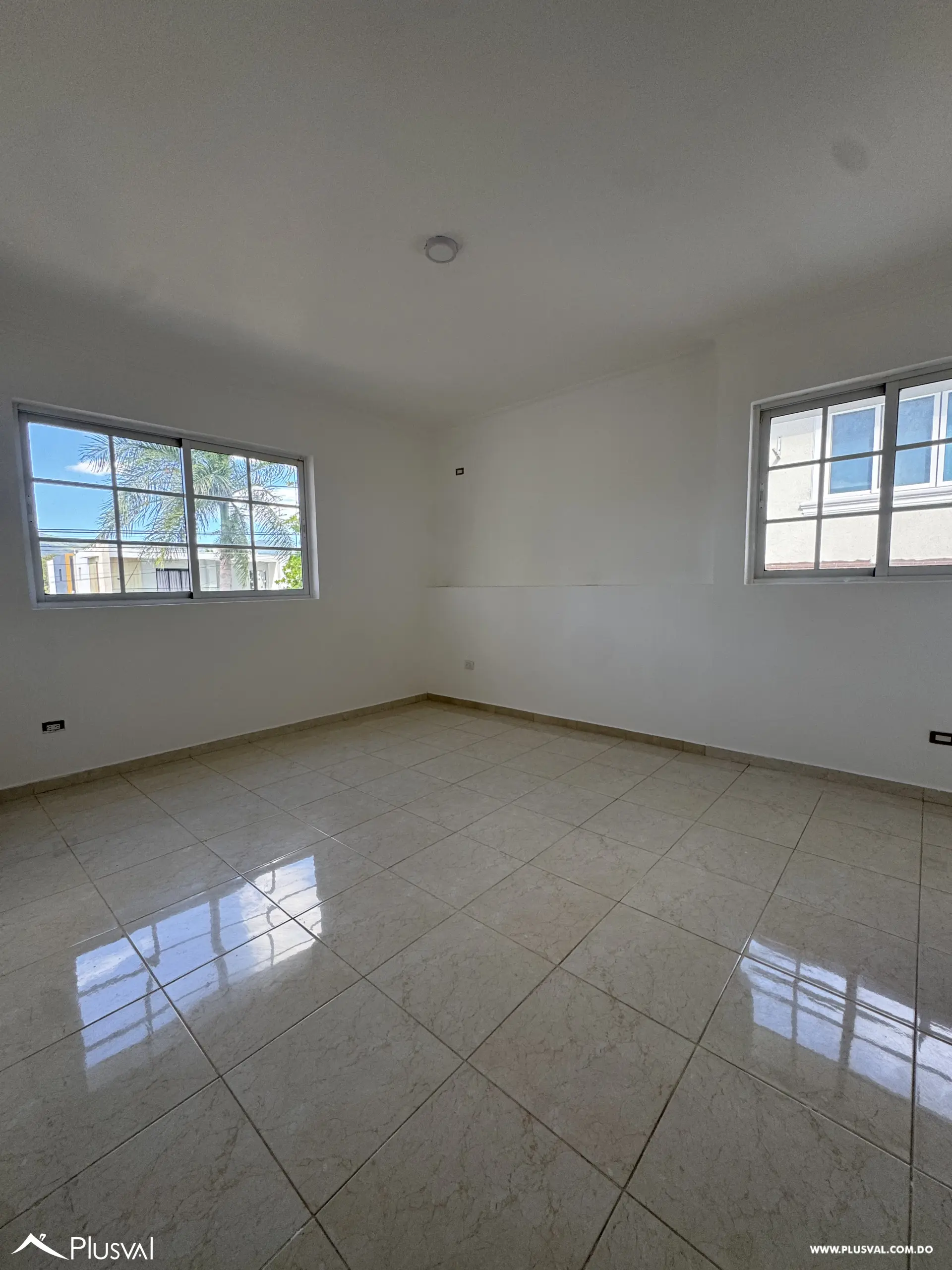 Casa de Dos Niveles en Alquiler en Exclusivo Complejo Habitacional Privado 528701