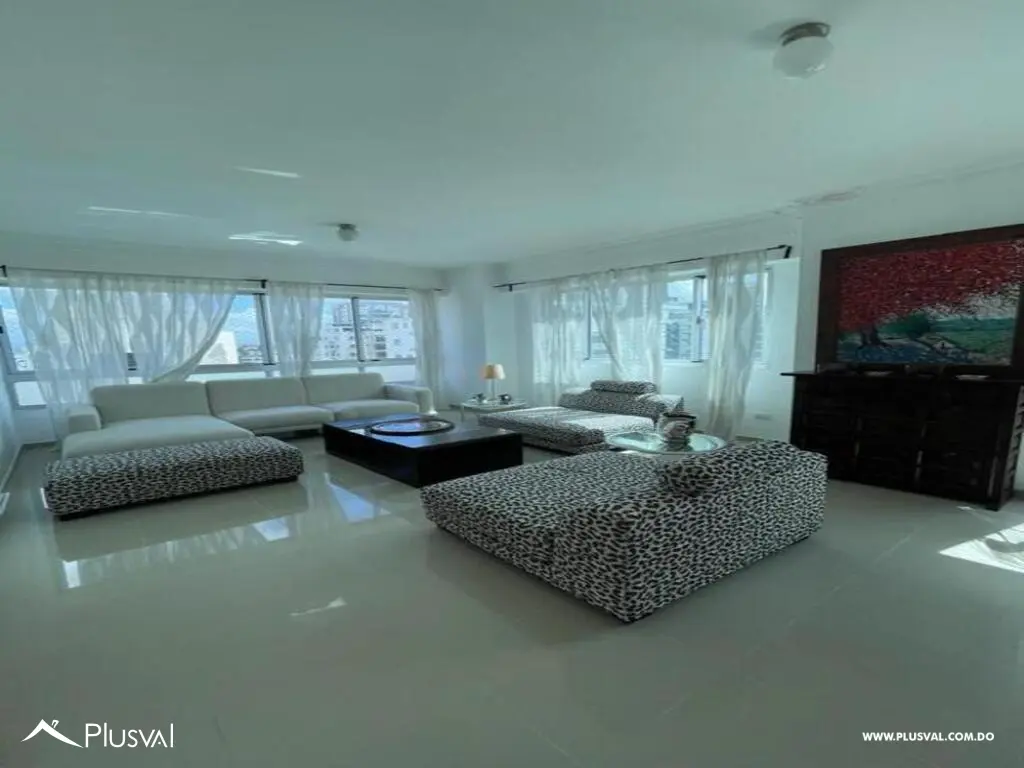 Se alquila amplio apartamento de 3 habitaciones y 2 parqueos. 469430