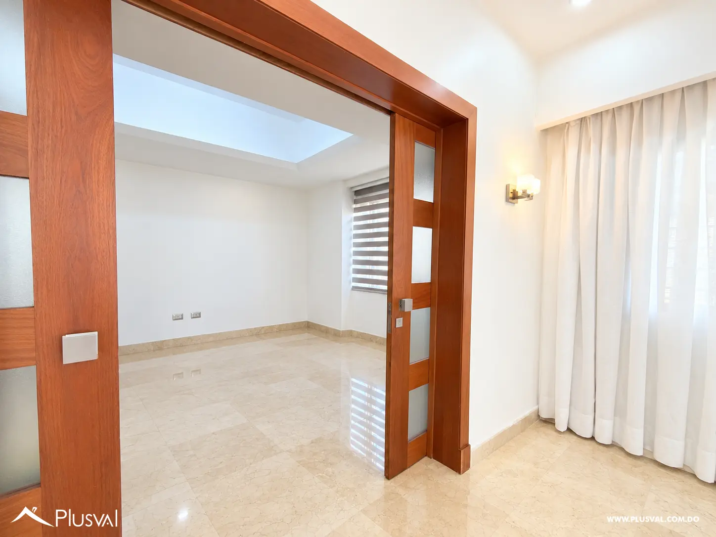 Se vende amplio apartamento de 4 habitaciones en Naco. 536792