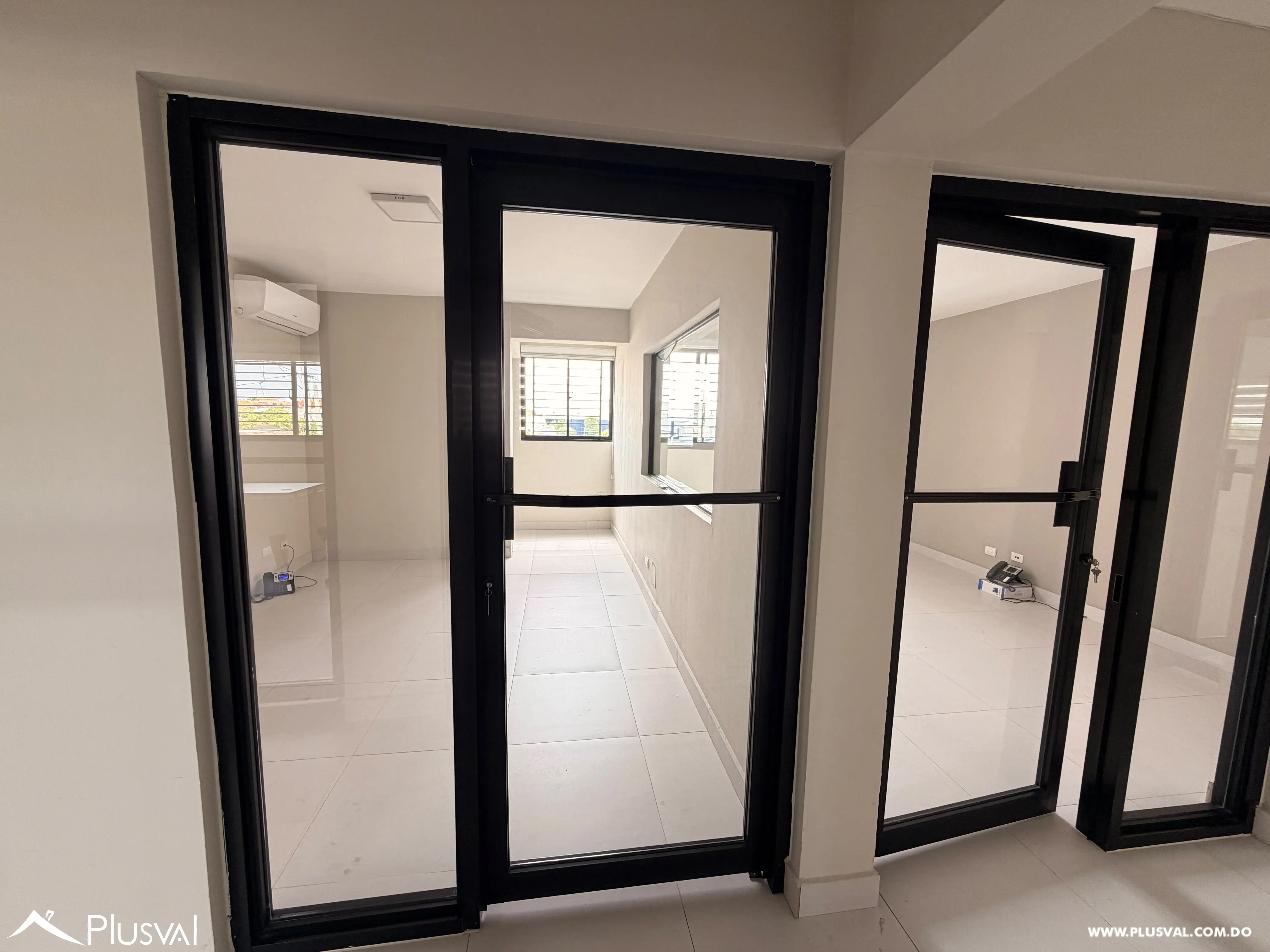 Amplio Local Comercial de 3 Niveles en Alquiler en Santiago 523463