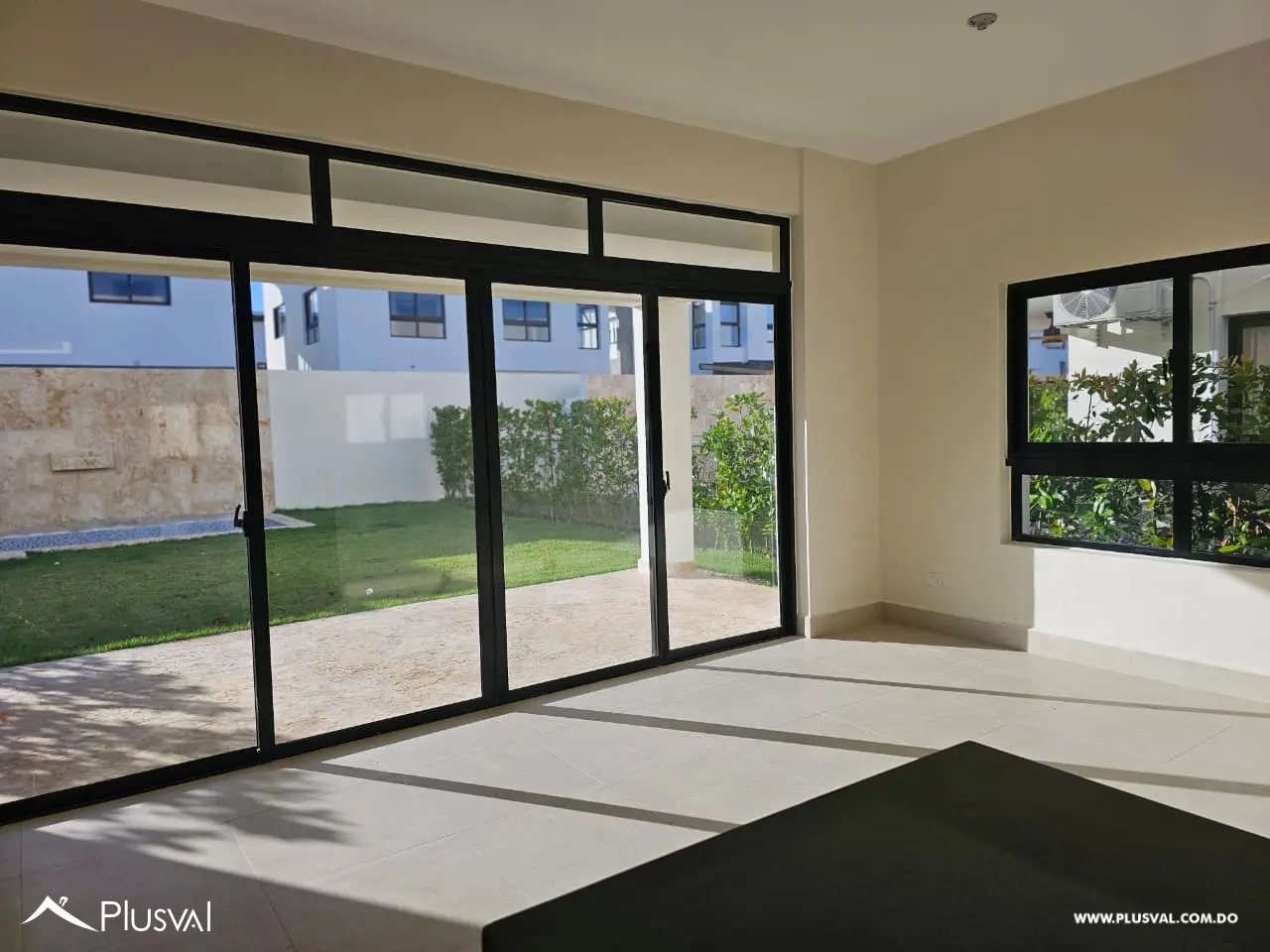 Casa en renta con piscina, terraza y jardín privado, amplios espacios y concepto abierto 477960