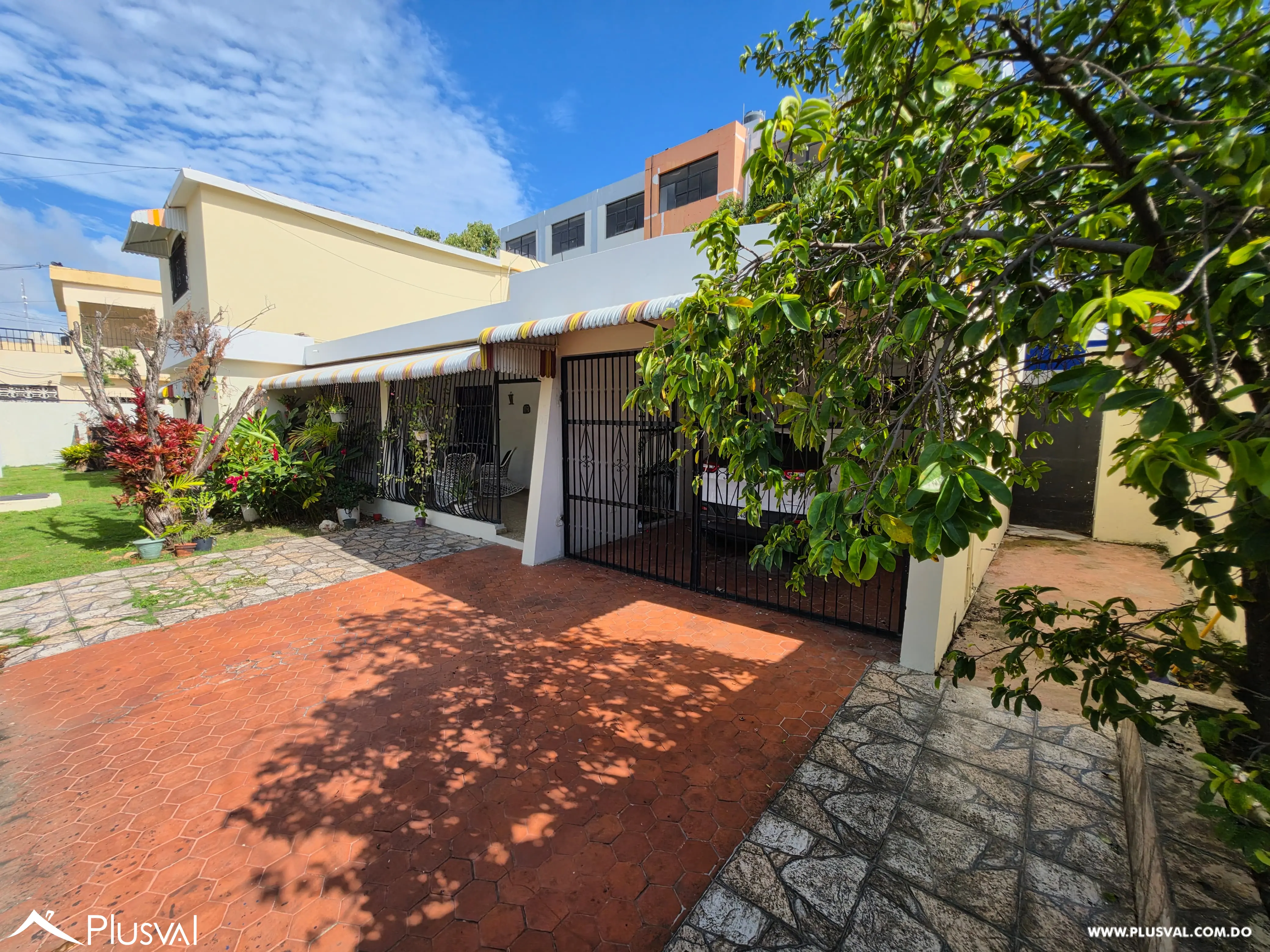 Casa en Venta con Gran Potencial Comercial Próxima a Sabana Larga en Ensanche Ozama 499345