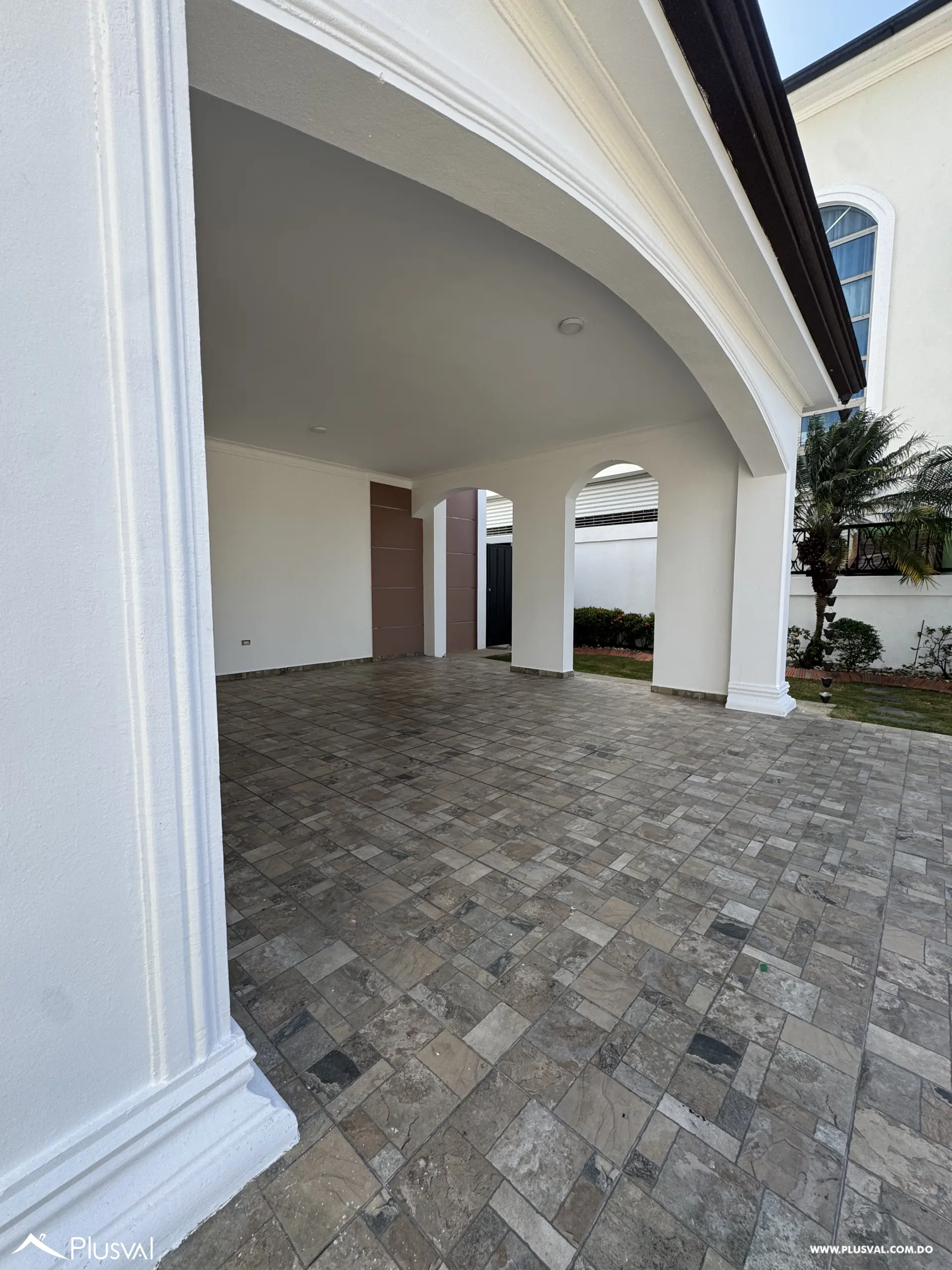 Casa de Dos Niveles en Alquiler en Exclusivo Complejo Habitacional Privado 528680