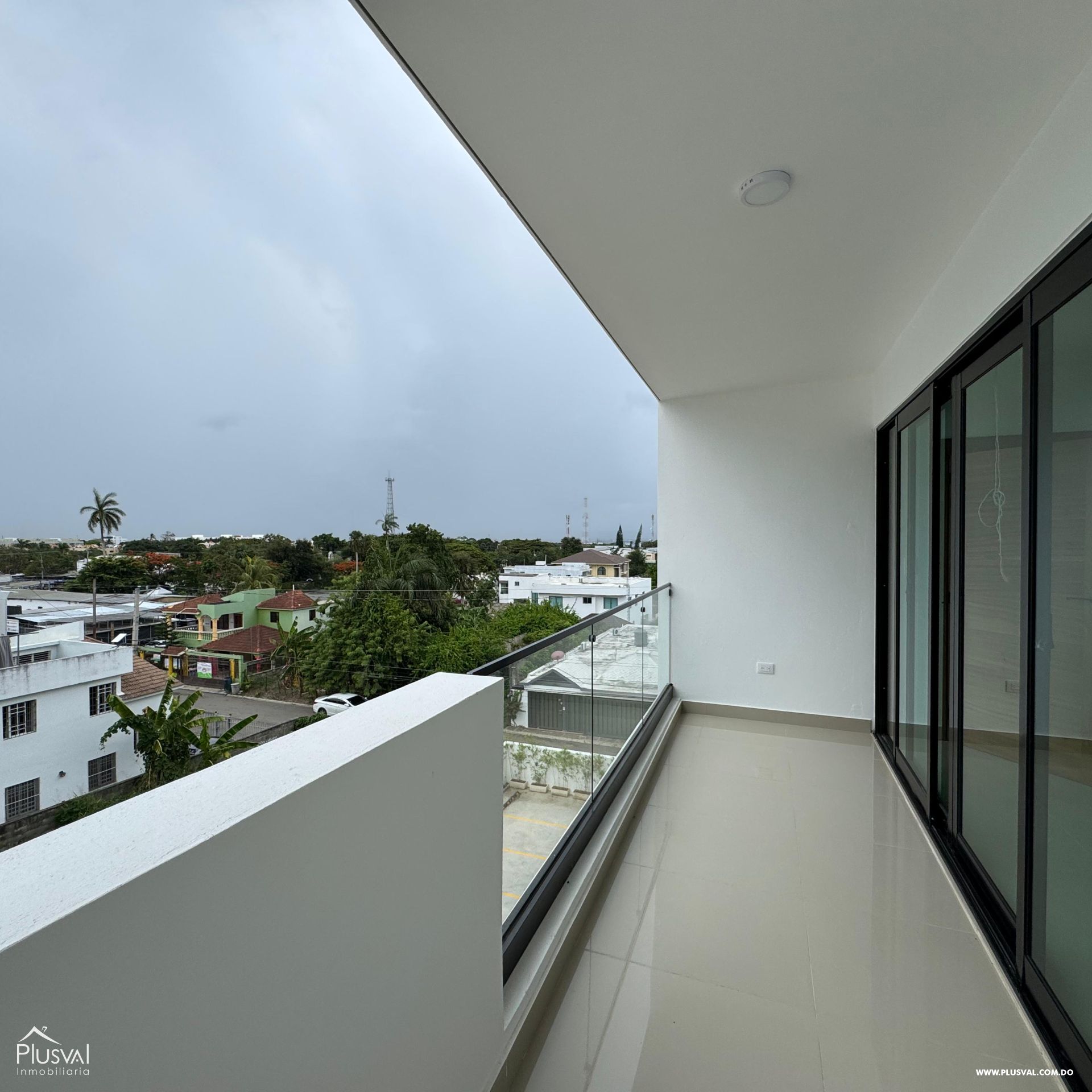 Amplio apartamento residencial ubicado en un 4to nivel con terraza, ideal para los amantes de la naturaleza y de la cordillera. 501310