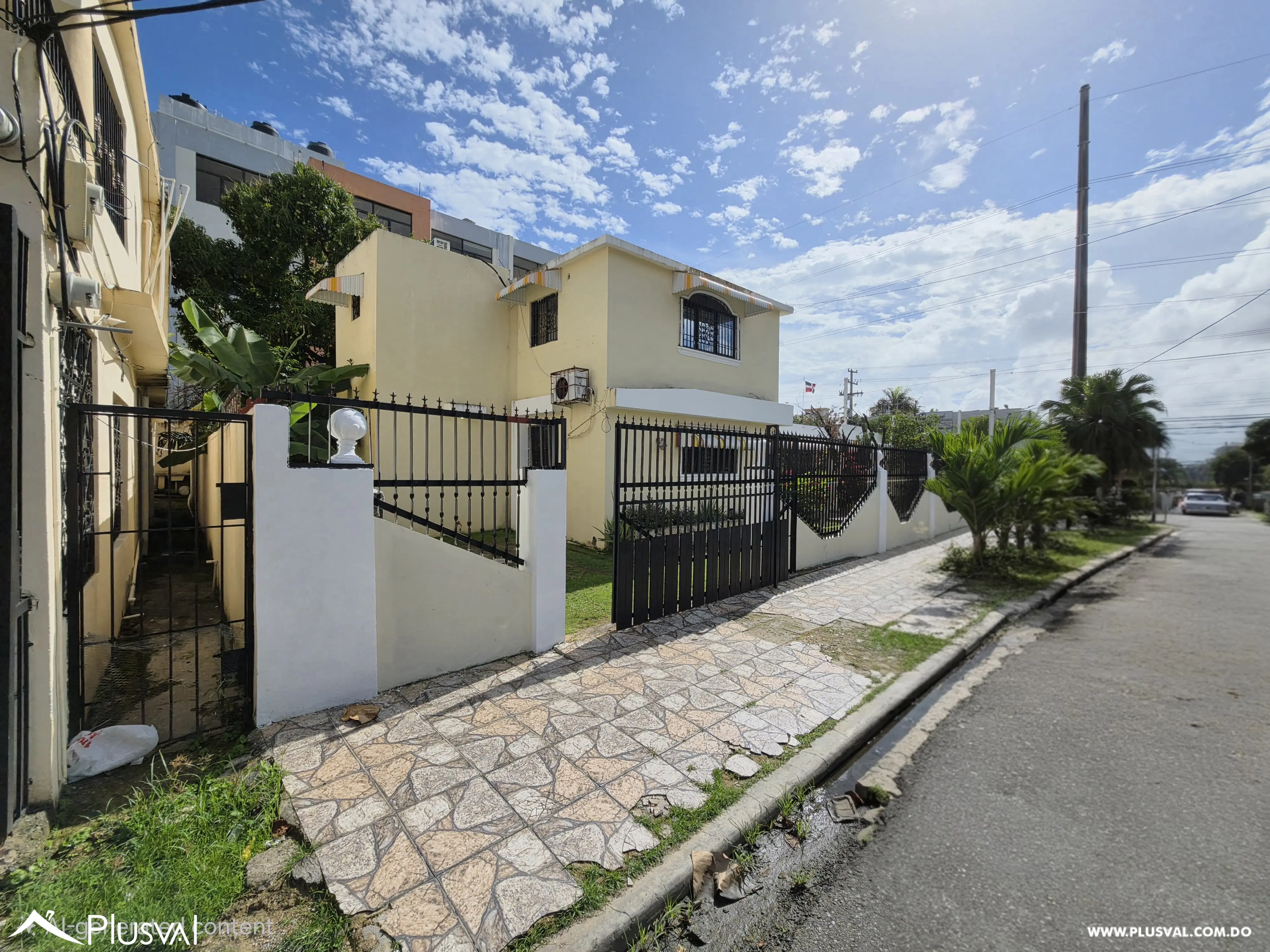 Casa en Venta con Gran Potencial Comercial Próxima a Sabana Larga en Ensanche Ozama 499350