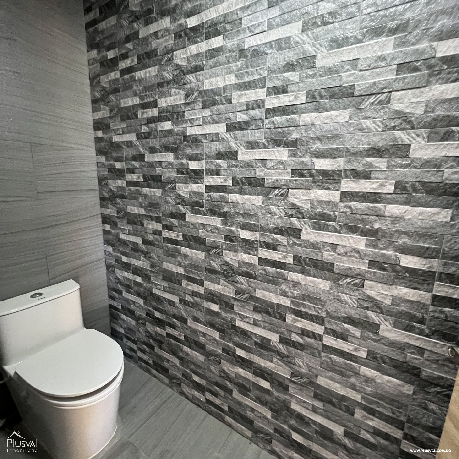 Venta de villa con patio y piscina 423511