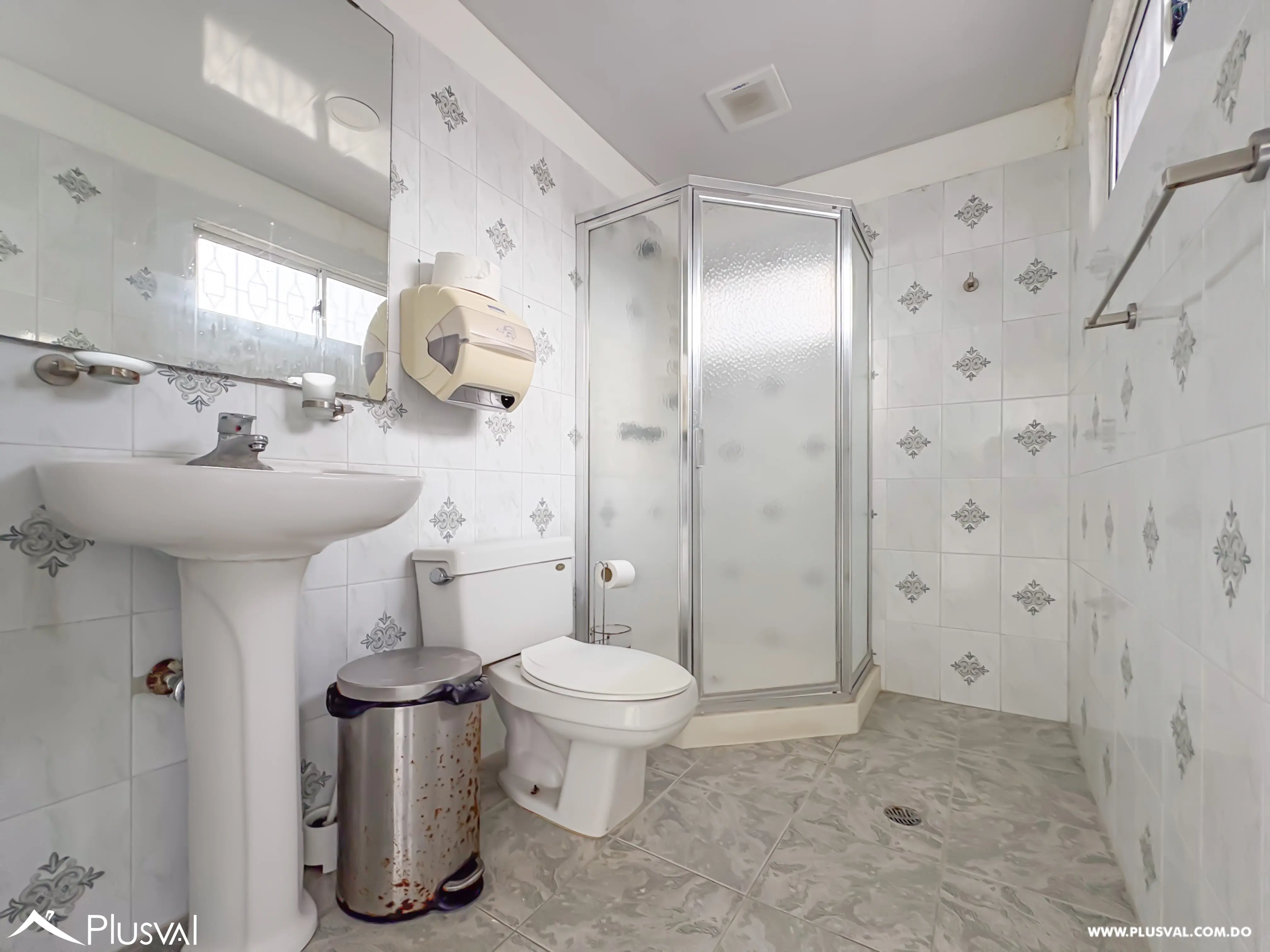 Propiedad Comercial de 2 Niveles en Arroyo Hondo con Patio y Oficinas 495697