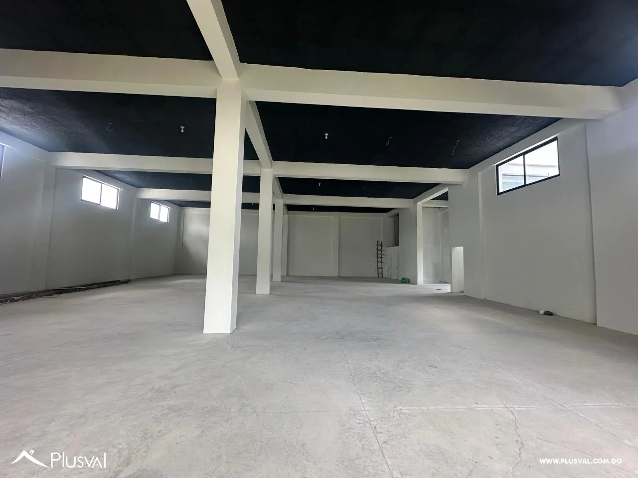 Edificio De Tres Niveles En Alquiler 524706