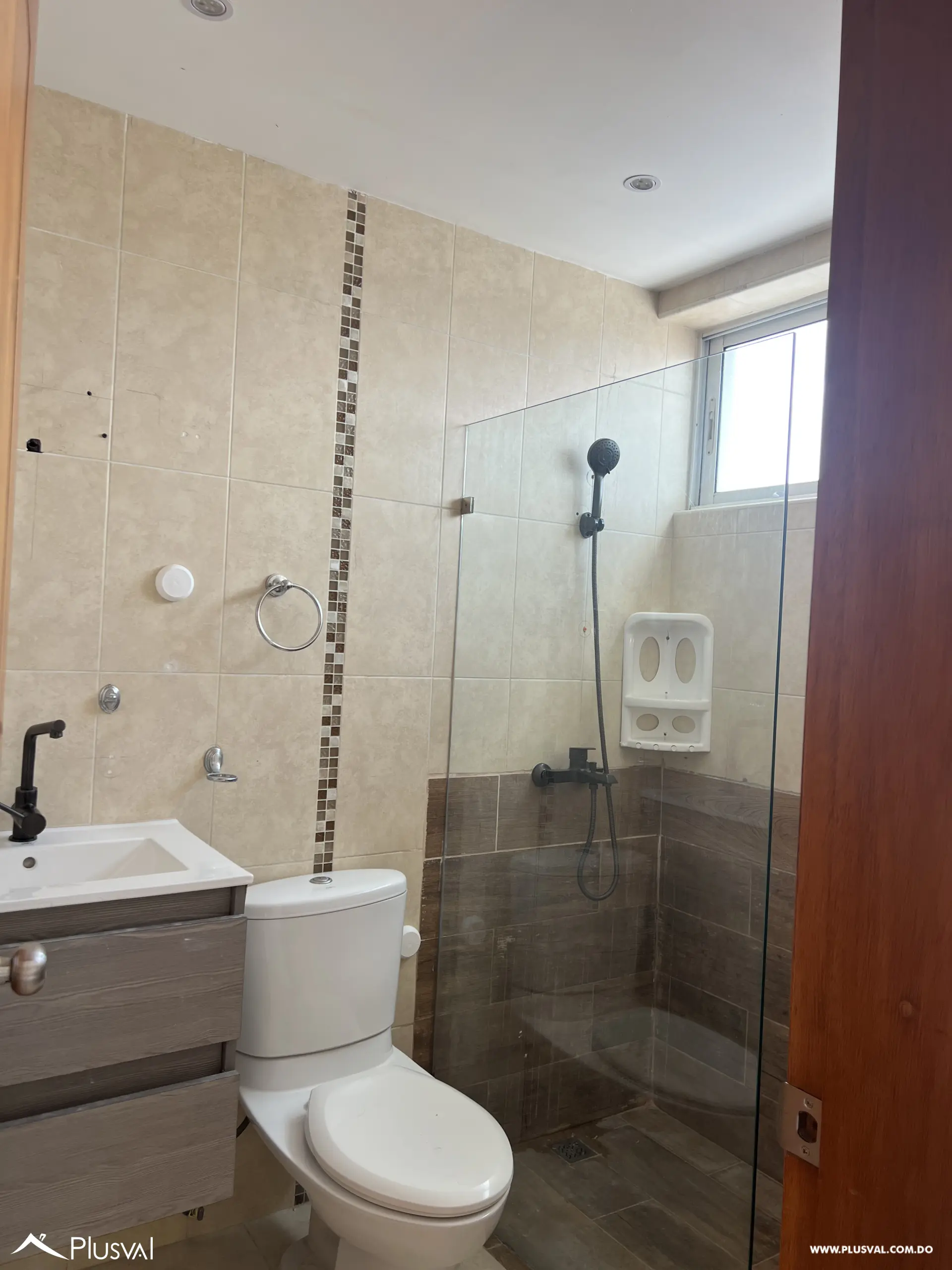 Alquiler de amplio  apartamento amplio en Evaristo Morales. 487576