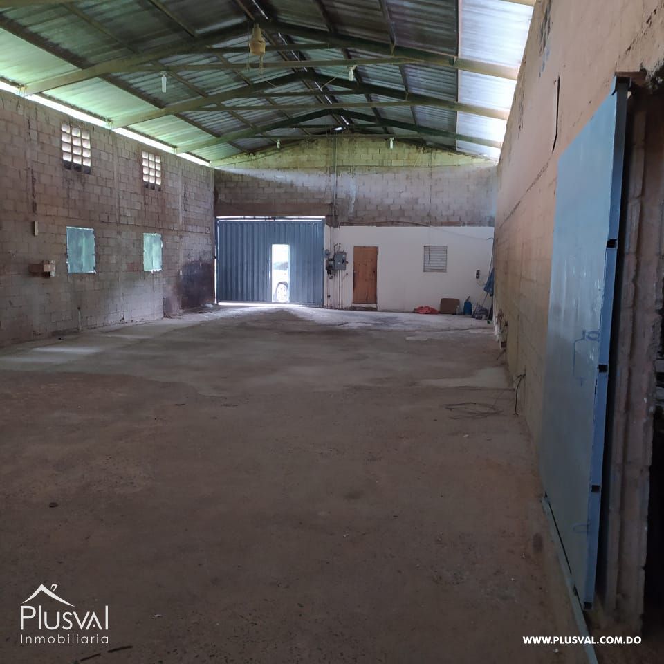 Amplia Nave Industrial/Comercial con Gran Terreno y Excelente Ubicación 438285