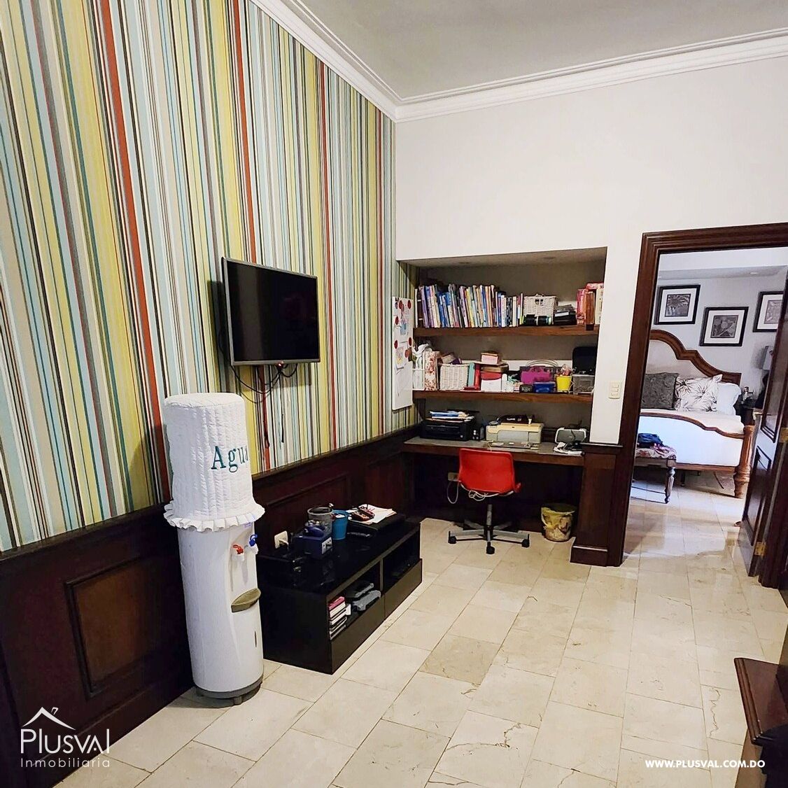 Se alquila  vacio Amplio apartamento clásico de dos niveles en Naco 360404