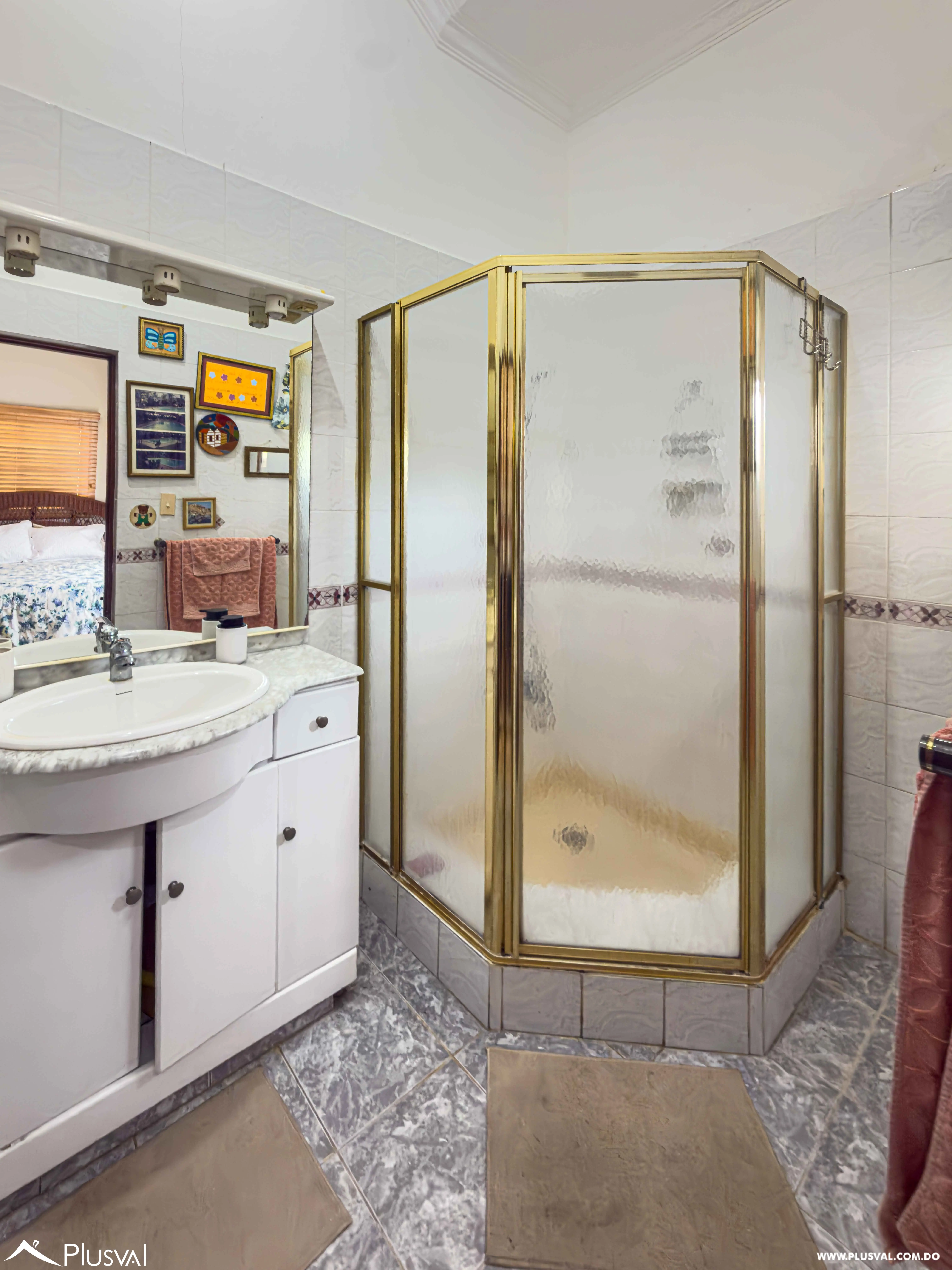 Villa en Venta en Juan Dolio con Piscina, Gazebo y Amplio Patio en Comunidad de Golf 496596